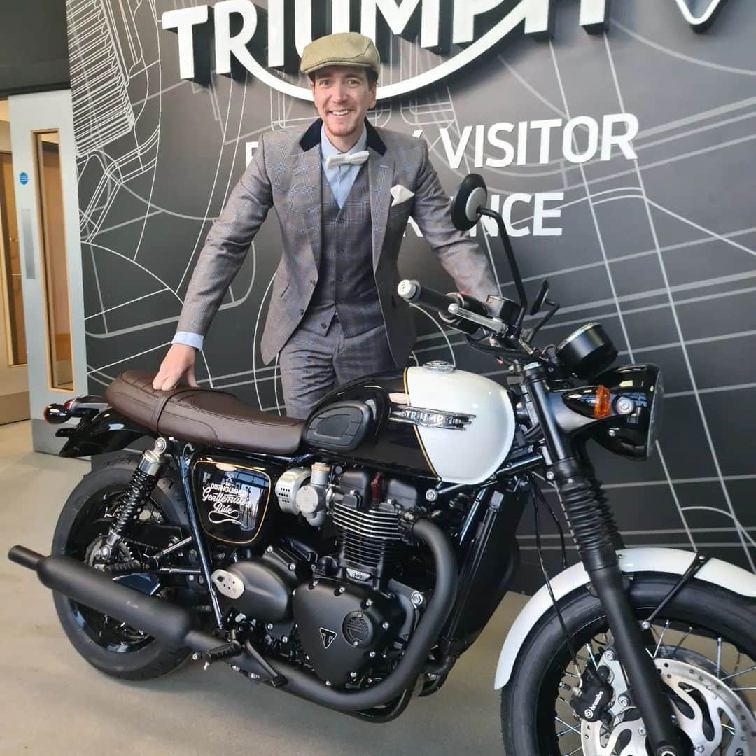 オリバー・フェルプスのインスタグラム：「I have to admit I really enjoyed the launch of the @triumphuk exclusive Bonneville T120 Black DGR limited edition. I also found another event to wear this White bow tie!  I'm very much looking forward to the @distinguishedgentlemans 2023. #gentlemansride #dgr2023 #officialtriumph #triumphmotorcycles 🧐😃」