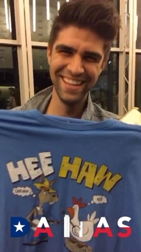 ジェシー・タイラー・ファーガソンのインスタグラム：「Almost 9 years ago @justinmikita and I went to Dallas to see our friend @kevincahoon in a new musical called "Moonshine". Tonight after a long road this gem of a show, now called @shuckedmusical written by @rhorn1 @shanemcanally & @thebrandyclark is opening on Broadway! Happy opening you crazy corn balls!」