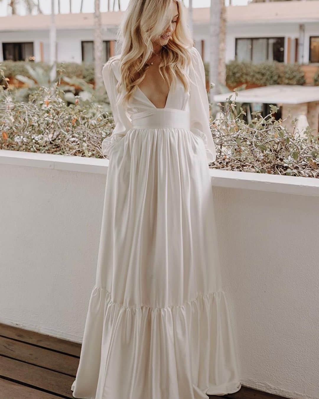 カイトアンドバタフライさんのインスタグラム写真 - (カイトアンドバタフライInstagram)「Designed with Springtime in mind🍃the Canyon dress is made from the softest silk for the modern bohemian bride🍃bespoke weddings made in #california   @chlogdog  @bychloerose  @carmelajoyphotography     #slowluxury #bridal #california #wedding #silkdress #bride #bohostyle #letsgetmarried #spring #vintagestyle #modernbride #shesaidyes #bohemian #love」4月5日 5時56分 - kiteandbutterfly