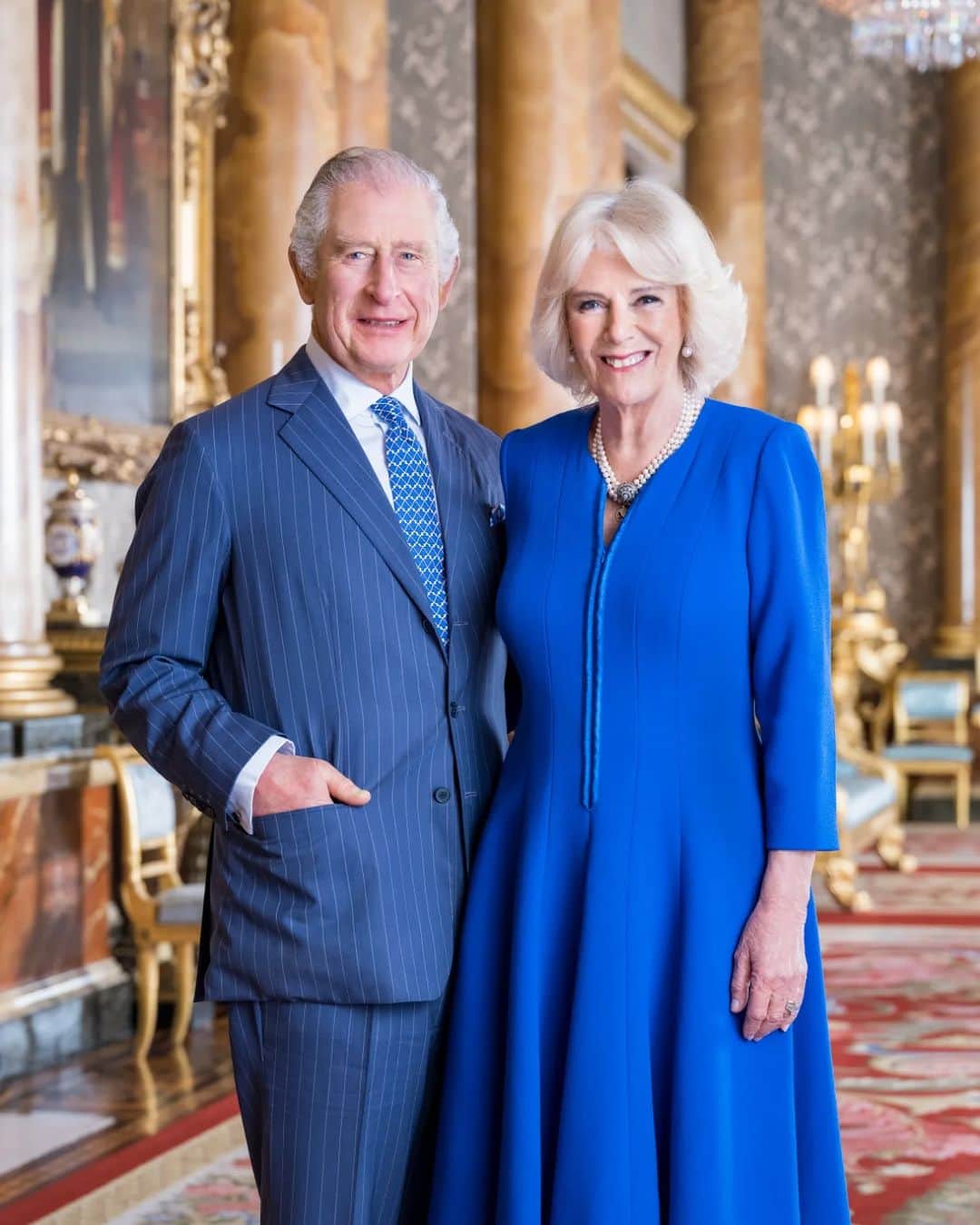 ロイヤル・ファミリーのインスタグラム：「As the countdown to the Coronation continues, a new photograph of The King and The Queen Consort, taken last month in the Blue Drawing Room at Buckingham Palace, has been released.  📸  Hugo Burnand  It is also announced today that eight Pages of Honour have been chosen to attend Their Majesties during the Coronation Service. The Pages will form part of the procession through the Nave of Westminster Abbey.   • The King’s Pages of Honour will be His Royal Highness Prince George of Wales, Lord Oliver Cholmondeley, Master Nicholas Barclay and Master Ralph Tollemache.  • The Queen Consort’s Pages of Honour will be Her Majesty’s grandsons, Master Gus and Master Louis Lopes and Master Freddy Parker Bowles, and Her Majesty’s great-nephew, Master Arthur Elliot.  Visit our website for the latest Coronation updates (link in bio)」