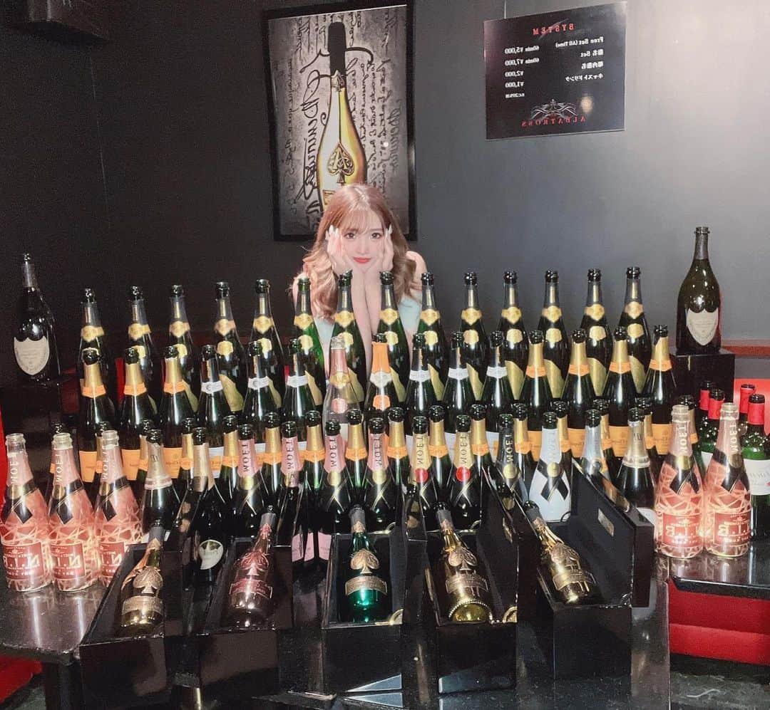 のインスタグラム：「お誕生日祝いありがとうございました😭✨本当にたくさんの方々とお店のボーイさん、ガールさん、女の子のおかげで成功することができました🥺 アルバ過去最大の個人売りを上げることができました👑✨ 本当に感謝です。これからもアルバトロスまゆを可愛がってくれたら嬉しいです☺️3月ありがとうございました🙇‍♀️  #新潟#駅前#古町#アルバトロス#ALBATOROSS#キャバクラ#ラウンジ#お誕生日#バースデー#イベント#新潟ナイトナビ#新潟繁華街美女#古町案内所#ドレス#sugar#soumei#女の子#お酒#フォローミー」