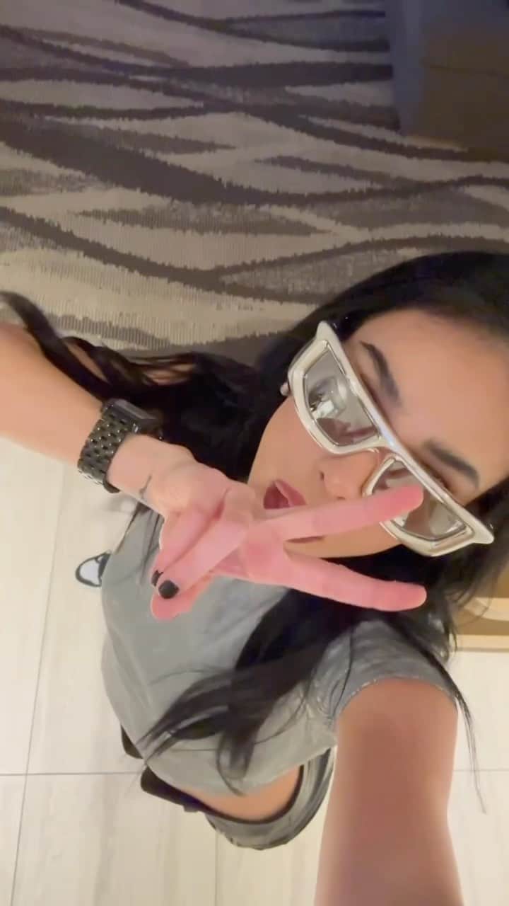 Danna Paolaのインスタグラム：「Ay, baby eso ya lo sé 🖤👀🧃🧃🧃🧃 9 DIAAAAASS! #UnTrago」