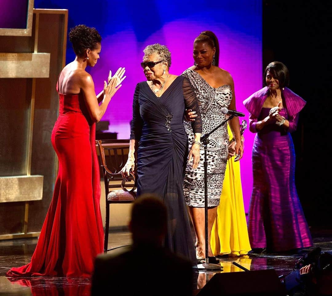 のインスタグラム：「Dr. Maya Angelou was one of my heroes. A woman of many talents, her greatest gift was the ability to see people. Sometimes in ways no one else had. She understood beauty and pain and rage and hope in an intimate way—and taught us to carry that weight with our heads held high. Today, on what would have been her 95th birthday, let’s honor her memory by striving to embody the wisdom, generosity, and love she showed the world every day.」