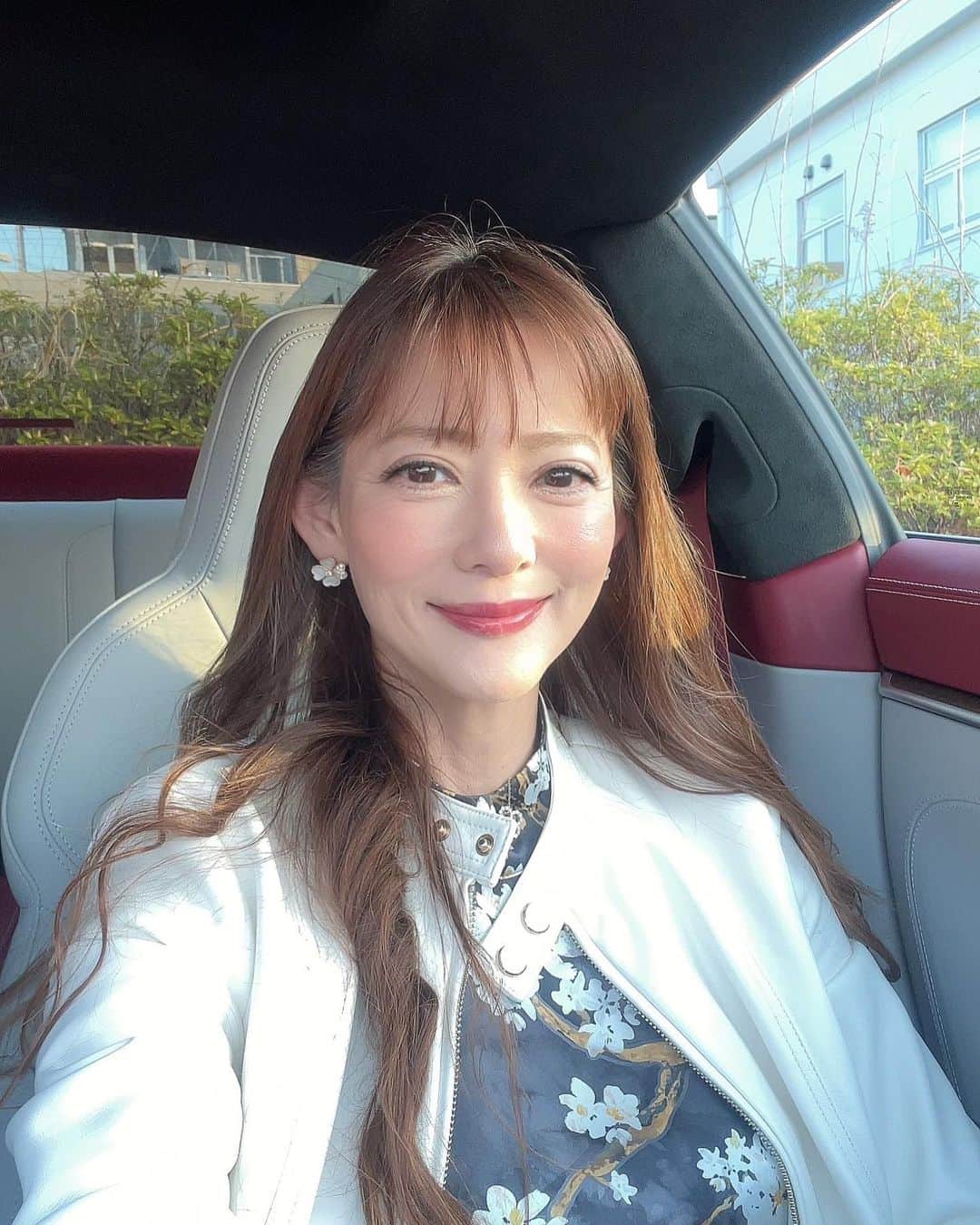 のインスタグラム：「ちょっと久々〜鎌倉までドライブ😊 ・ ・ 沢山の人で賑わってたけど、桜もソロソロおしまいかな🌸  #ドライブ #porsche #ポルシェカレラ #車好き女子 #鎌倉 #お花見 #桜 #お花見日和 #アラフィフ女子 #箕輪玖美」