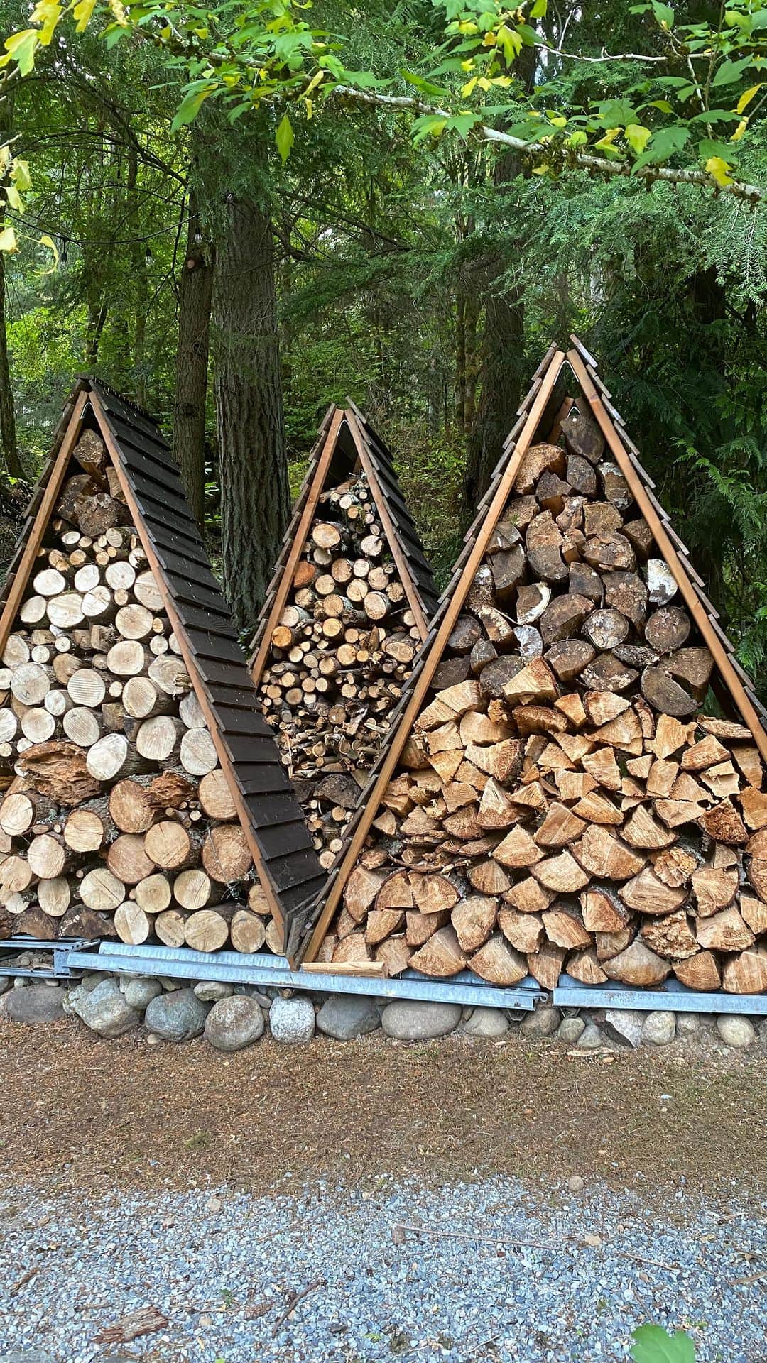 ライアン・ダニエル・ドブソンのインスタグラム：「DIY Firewood Storage Triangles #upcycled from a rusted gate and some old cedar fencing. No more ugly tarp for our #firewood」
