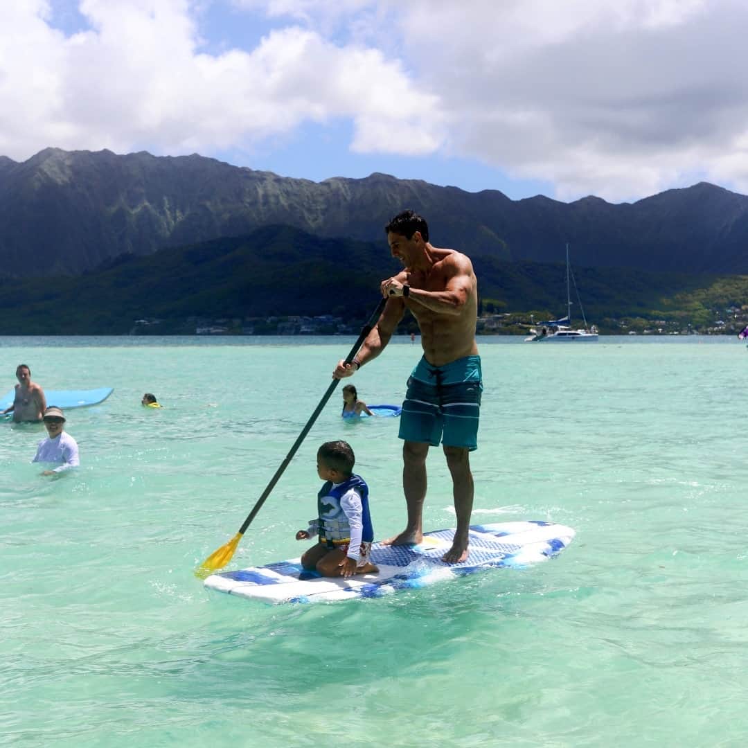 Luxury Cruise by Captain Bruceのインスタグラム：「親子でSUP⁠👦👨⁠ ⁠ ⁠サンドバーは湾内にあるので海が穏やか⁠ 安心して親子でSUPをしていただけますよ〜⁠ ⁠ #キャプテンブルース🔹⚓🔹 #天国の海ツアー #天国の海  #ハワイ #ハワイの自然 #シュノーケリング #カネオヘサンドバー #oahu ⁠#kaneohesandbar #hawaii #ahuolaka #hawaiivacation #hawaiitours #familyfriendlytravel #kaneohesnorkeling #hawaiinature #captainbrucehawaii」