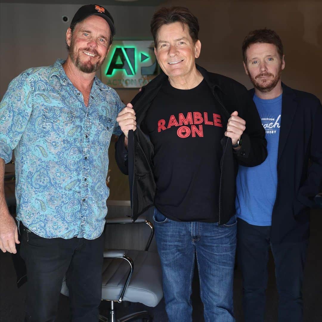 チャーリー・シーンのインスタグラム：「This Saturday night we are live in Phoenix! Please come and say hello. Tickets in @victorythepodcast bio #rambleon」
