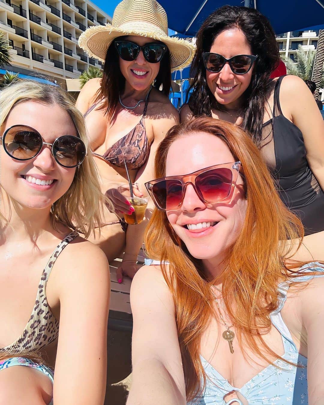 のインスタグラム：「Poolside is my favorite side🍹🌴  This pic was taken 5 mins before we all got soaking wet👍🏻💦🔫 Thanks, kids!   Loving the @desertsprings pool for like a zillion reasons😉  And, @susansiegel where were you. Btw?!!」