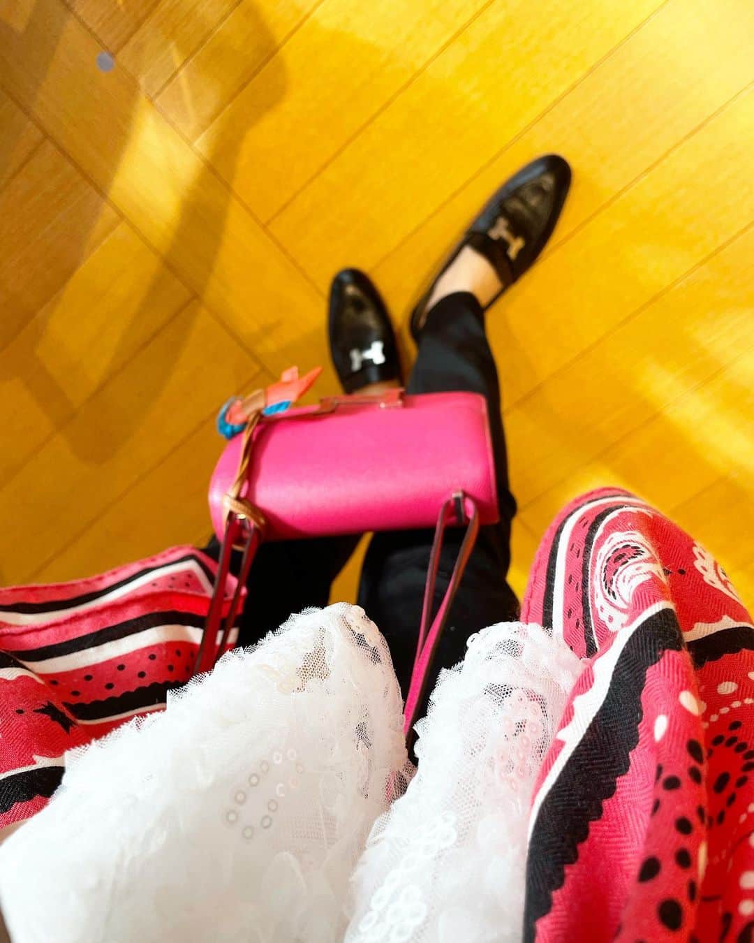 KAORI.OMURA 大村香織さんのインスタグラム写真 - (KAORI.OMURA 大村香織Instagram)「ピンクの日♡ テンションをあげる為に 自分で出来る事  好きな物や色を身につける♡ 好きな場所へ出かける♡ 好きな人と会う♡ 自分を好きになる♡  至ってシンプルで簡単✨  街が自由になり 自分でご機嫌を取る事が より簡単になってきたね♡  今日も良き1日を…🫶　  #ピンクが好き #自己愛#自分の機嫌は自分でとる #好きな色#好きなもの #カシシル#コンスタンスミニ #エルメスカシシル #エルメスバッグ #モカシンパリ#ロデオチャーム」4月5日 7時03分 - kaori.omura