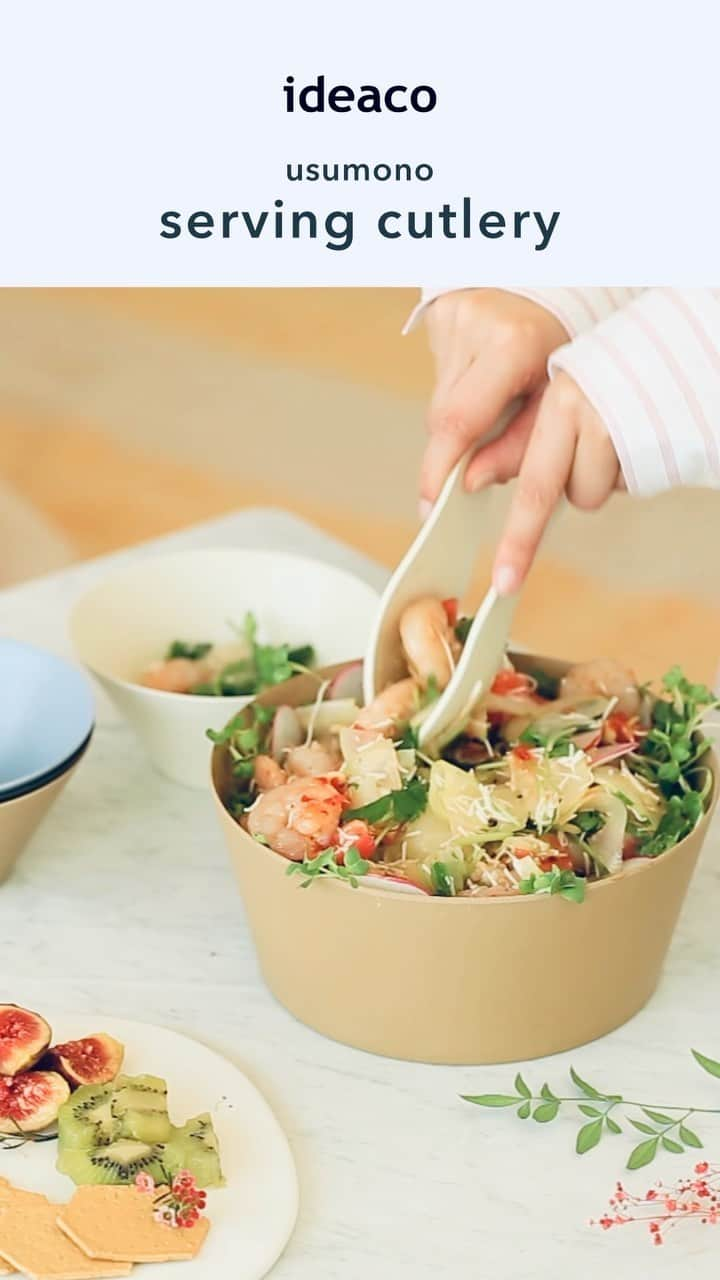 ideaco online storeのインスタグラム：「・ まるっこいフォークとスプーンが可愛い usumono serving cutlery(サービングカトラリー)  usumono salad bowlとセットでサラダが主役に🥗  カトラリー・ボウルは共に竹50%使ったバンブーメラミン素材。 通常メラミン食器はパルプ(木材)を使用しますが、木材の代わりとして、成長が早い竹(バンブー)を使用しています。 50%が天然素材のため、メラミン食器特有のケミカル感はなく、竹の風合いを表面に感じていただけるナチュラルな雰囲気に仕上がっています。 薄くて軽く割れにくく扱いやすいのに、サラダを盛っても冷たい感じがせず、取り分けはもちろん、食卓上で器ごと回す時も軽くて持ちやすいんですよ◎  #ideaco #イデアコ #サラダランチ  #サラダ #ヴィーガン #サラダボウル #食洗機ok  Food styling by @kazshiomi」