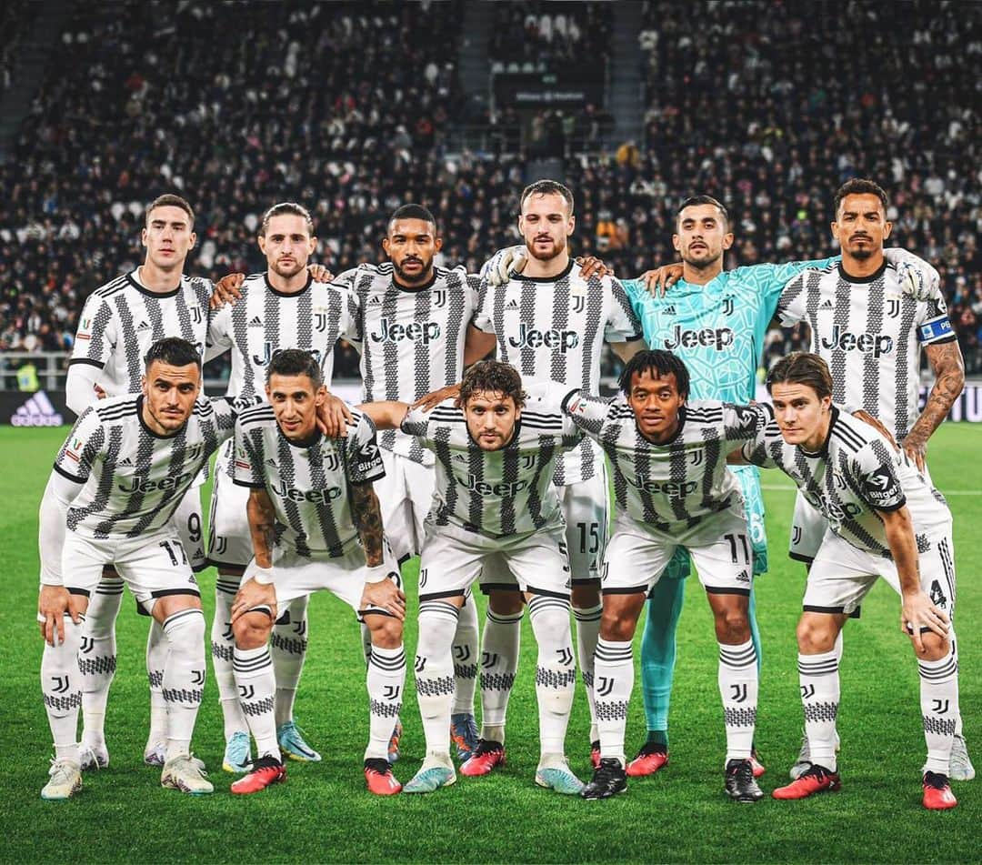 ダニーロ・ルイス・ダ・シウバのインスタグラム：「UNITI! @juventus ❤️💪🏾😤」