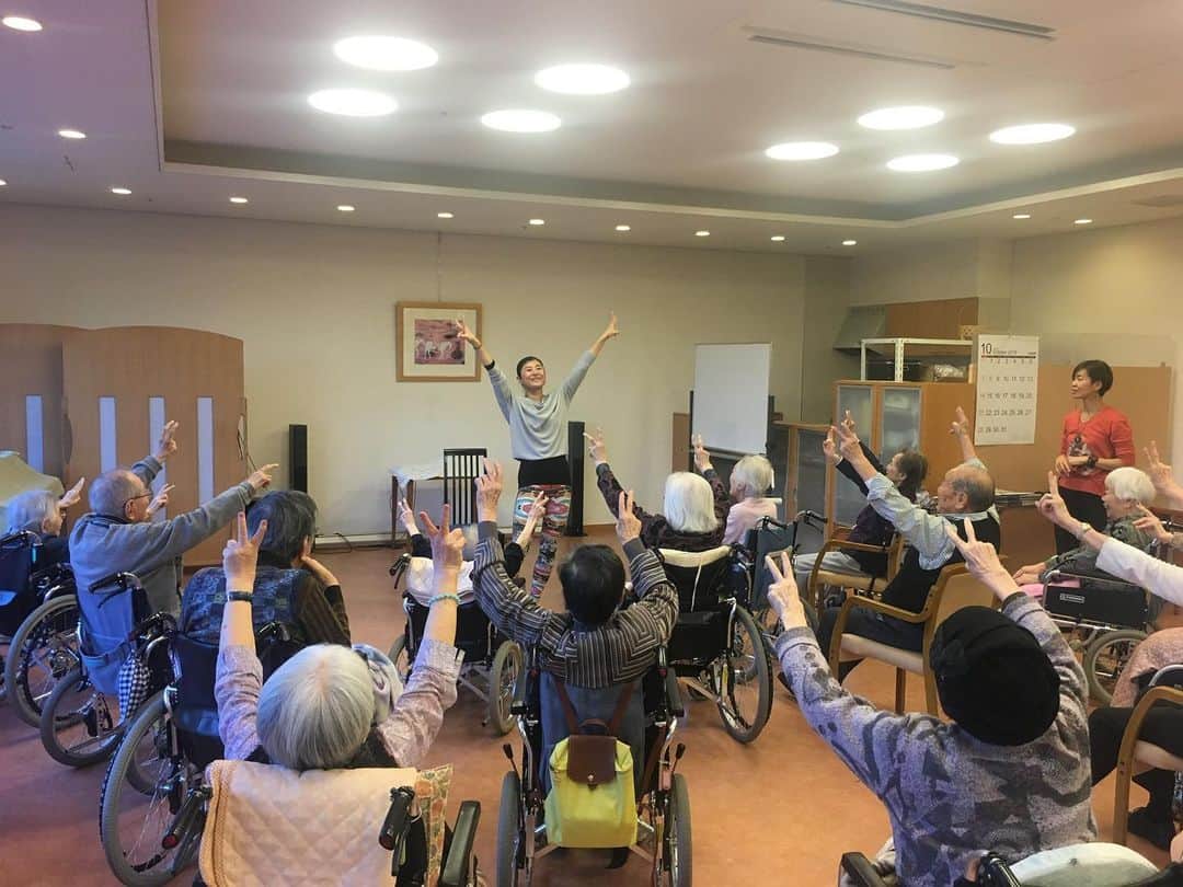 間々田佳子のインスタグラム：「シニアのみなさまにコアフェイストレーニング  マスク生活が終わり もうすぐリアルでみなさんにお会いできる時が来るのかな？  手と手を合わせ 笑顔が笑顔を生み出し 自然と会話や笑い声が増えてくる  またそんな機会が増えたら嬉しい  #コアフェイストレーニング  #脳活 #間々田佳子」