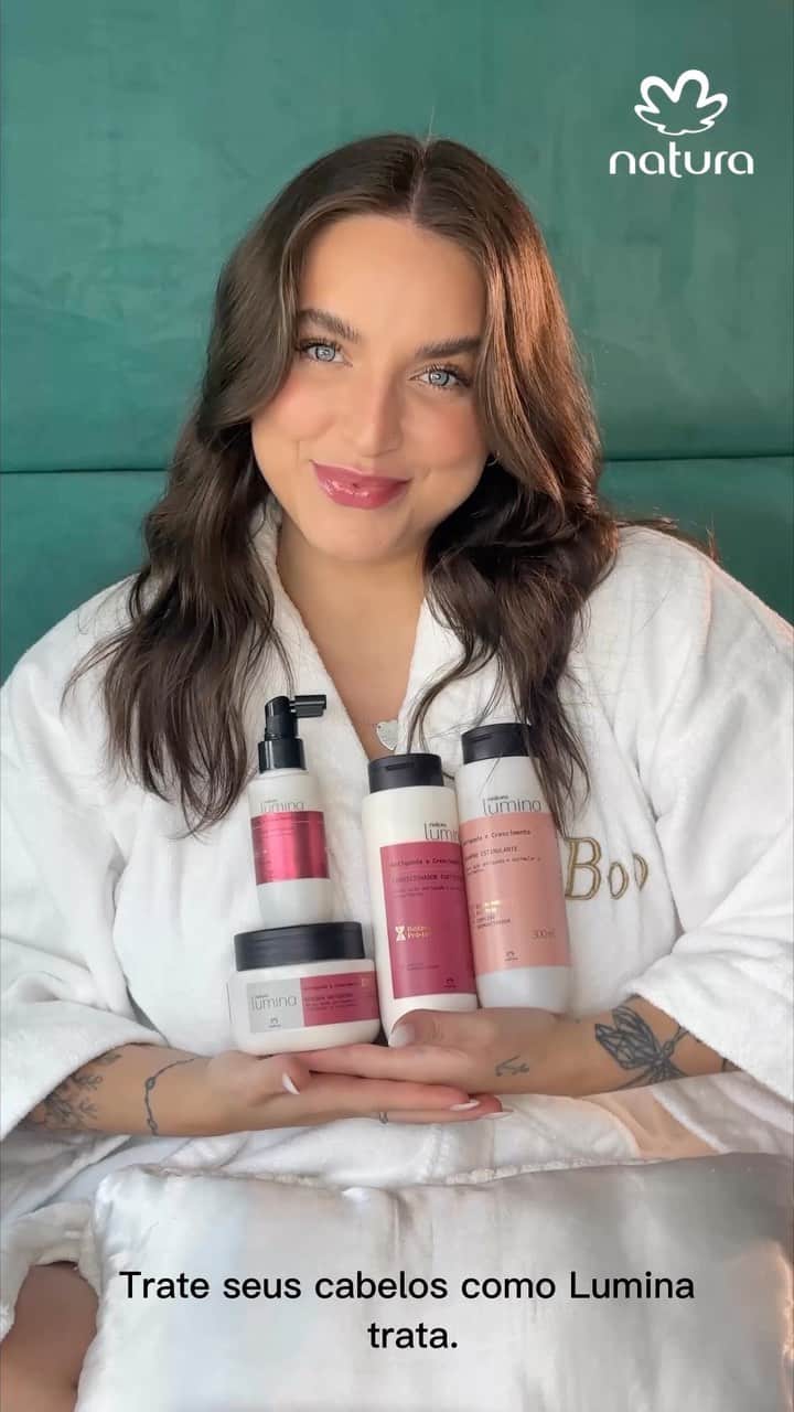 Bruna Unzuetaのインスタグラム：「Não é de hoje que eu busco uma nova relação com o meu cabelo. A vida inteira a gente passa achando que nunca está bom o suficiente e querendo que ele esteja perfeito todos os dias. Bom, perfeito eu não garanto, mas bem cuidado é possível graças a Natura Lumina, da @naturabroficial , que me ajuda a tratar melhor os meus cabelos com a nova Linha de Antiqueda e Crescimento. A linha acelera em 3X o crescimento dos fios, além de aumentar espessura e nutrição dos fios. Já experimentou? #publi」
