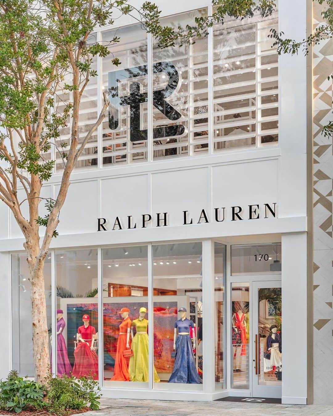 Polo Ralph Laurenさんのインスタグラム写真 - (Polo Ralph LaurenInstagram)「Ralph Lauren takes residence in the city of Miami.  Located in the heart of Miami’s Design District—a global crossroads of style, art, innovation, and culture—the #RalphLauren luxury concept store is now open.  Encompassing more than 4,000 square feet, the store reflects a new step forward in Ralph Lauren’s dream of building a cinematic world, drawing inspiration from Miami’s glamorous spirit and the beauty behind personal style.  #RLMiami #RLCollection #RLPurpleLabel」4月5日 7時31分 - poloralphlauren