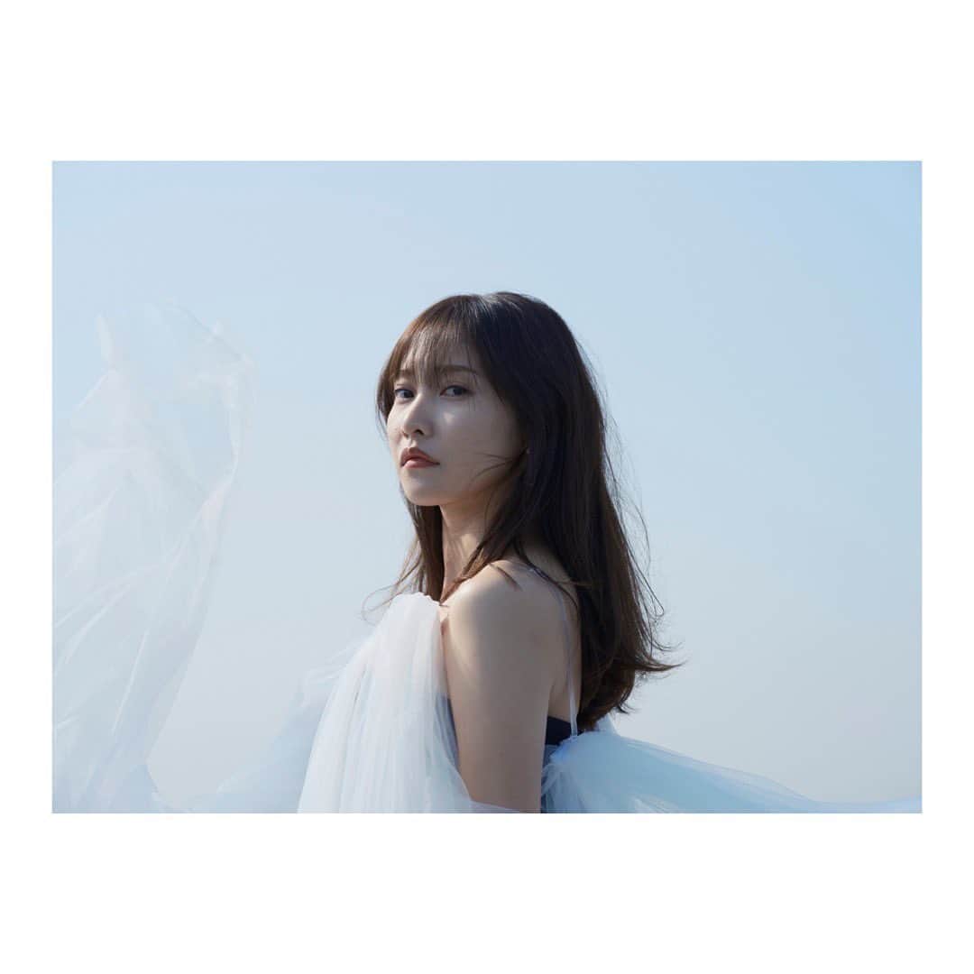 佐野ひなこのインスタグラム：「おはよう☺︎ #原色美女図鑑   素敵な写真です。 インタビューもキミセカについてお話ししたり。写真集についてお話ししております。  @shukan.bunshun_mag 📚 #山﨑泰治 📷 @nobusawahitoshi 💄 @saorioyamada 👗」
