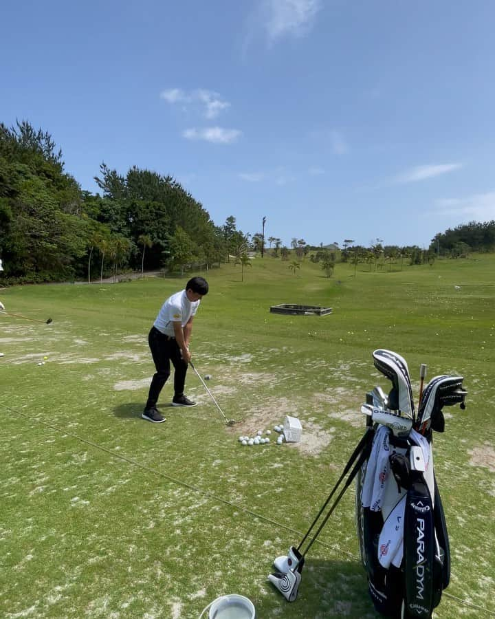 深堀圭一郎のインスタグラム：「シニアツアーも今週開幕します⛳️ 練習場で調整👍  今年も頑張ってまいります。  #キャロウェイゴルフ  #callawaygolf  #キャロウェイアパレル  #callawayapparel #サンビルド  #sunbuild #フォーラムアソシエイツ  #電器堂  #エイチーム  #ateam #ゴルフスパーク  #eyevol  #ビーイング  #ゴールドウイン  #ゴールドウインc3fit  #クラシエ #ドクターバランス  #ドナルドマクドナルドハウス  #クロスオーバー  #bsフジ #アルバtv #深堀圭一郎 #三井住友カード#きたかみカントリークラブ」