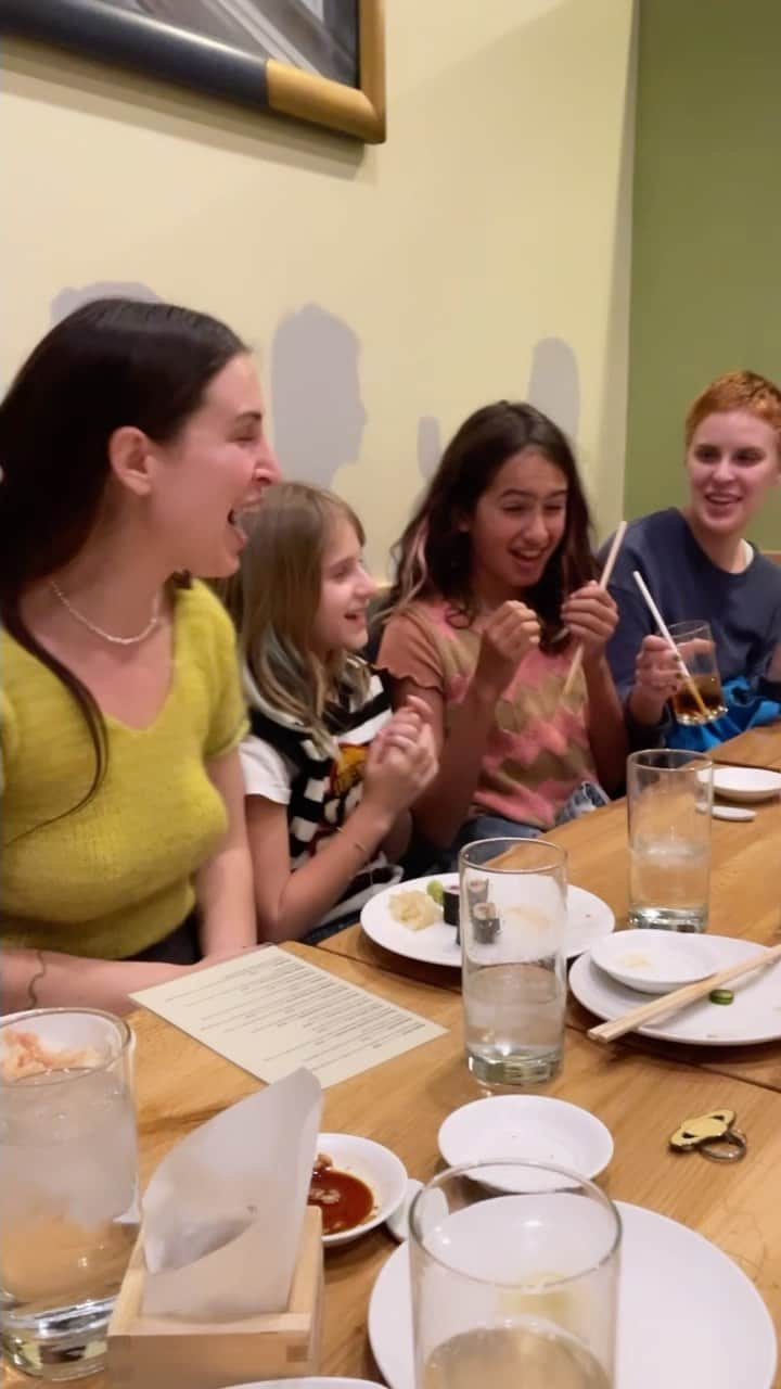 エマ・ヘミングのインスタグラム：「Surprise family birthday dinner for Mabel! Mission complete ✅ @rumerwillis @buuski @demimoore @scoutlaruewillis @jakelele @derekrichardthomas」