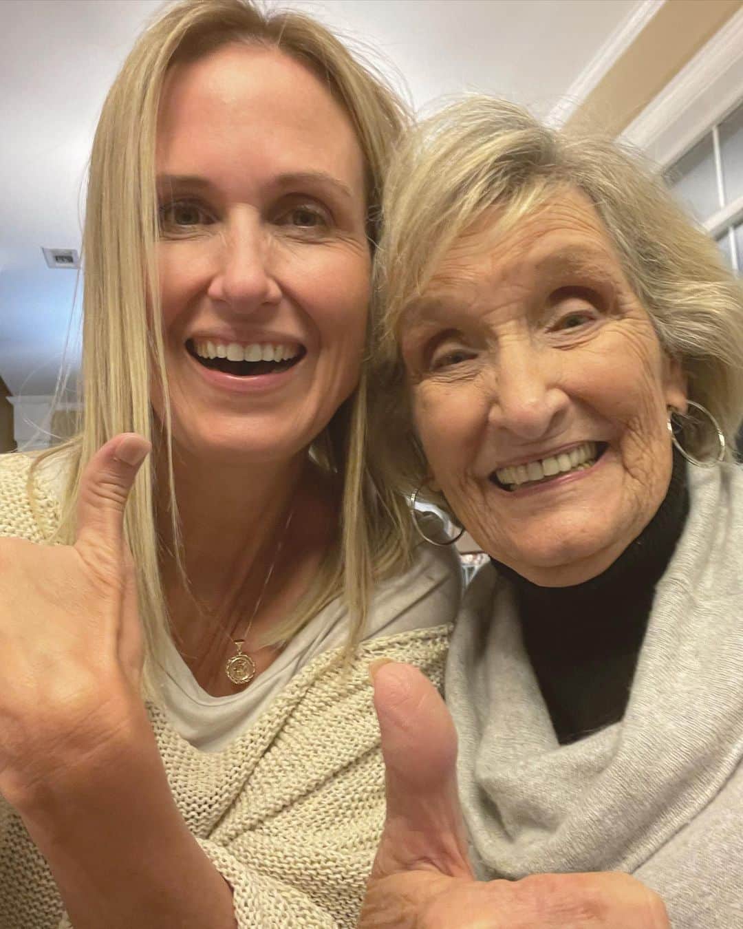 コリー・ロバートソンのインスタグラム：「My grandmother turned 92 today!! I really can’t put into words what she means to me. She has been there for me, for my kids and for my grandkids in every single thing we do! A constant encouragement, the warmest hug, a kind compliment, gentle wisdom at just the right time. No one loves better!! She shows up, she never gives up, she is fun and funny, generous and gracious, humble and confident, strong and kind! Happy Birthday, Mamaw Jo! I’m so grateful you are mine 😘」