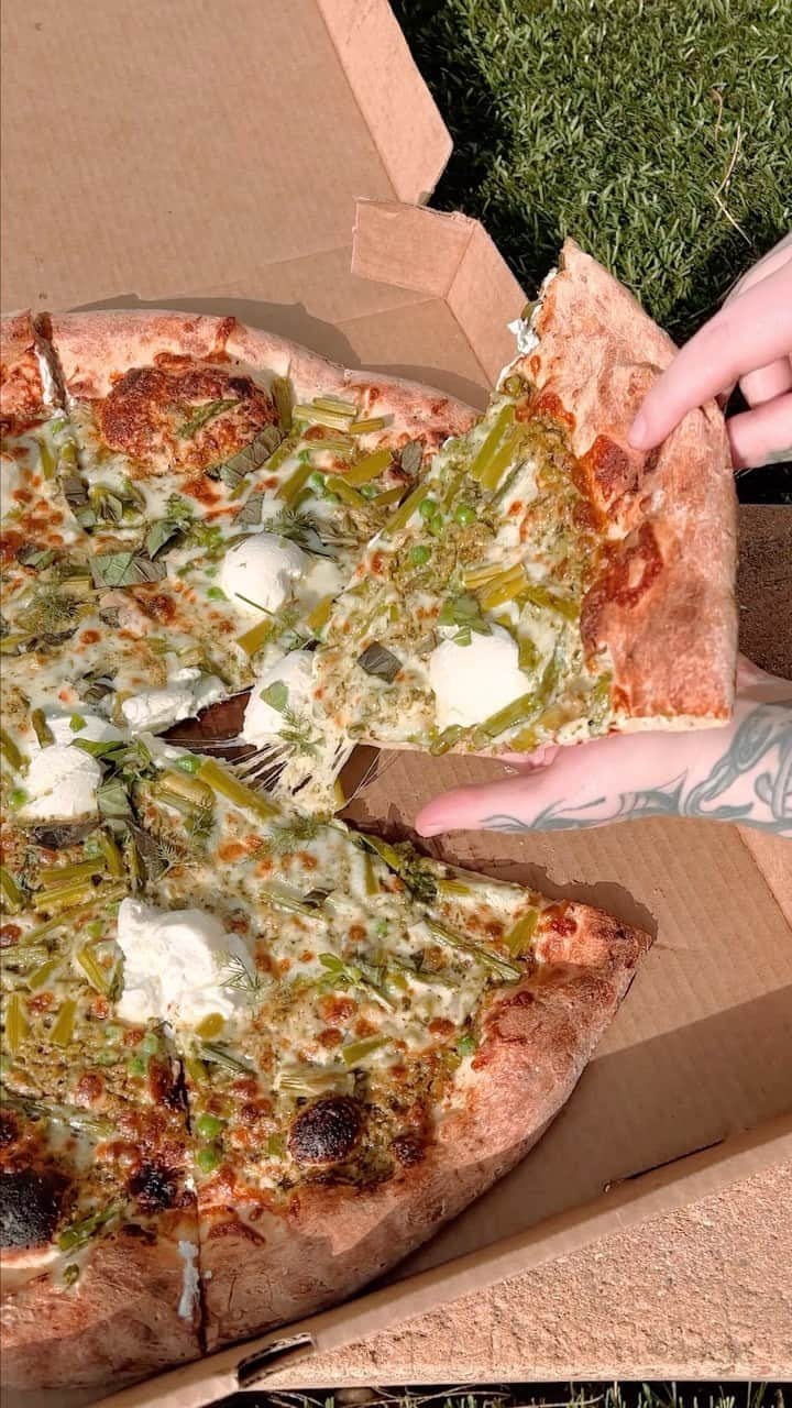 Whole Foods Marketのインスタグラム：「Pizza Primavera is here! Try our new pie topped with fresh arugula, peas, asparagus and dollops of ricotta cheese. 💚」