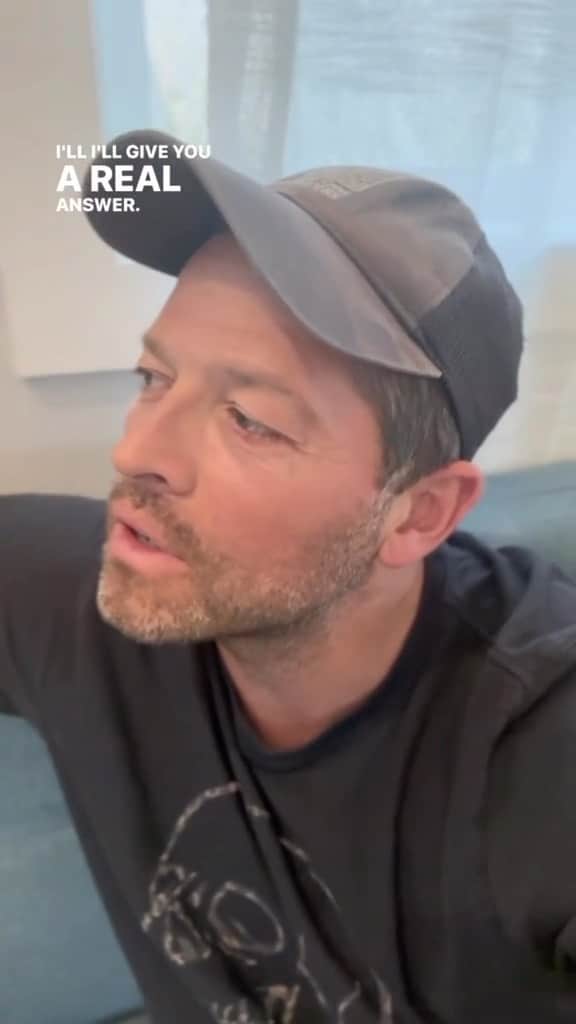 ミーシャ・コリンズのインスタグラム：「These #TwoQuestionTuesdays are better than therapy, @natalieabrams. I really had to do some soul-searching for this round. Tune in to #CWGothamKnights TONIGHT at 9/8C on @TheCW!   bit.ly/CWGothamKnights LINK IN PROFILE」