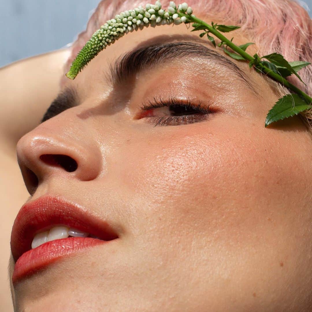glorianotoのインスタグラム：「I shot some photos and did some makeup of the stunning @yesitslali for @noto_botanics - introducing our 2 new SS/23 color + contour kits launching soon- invoking the sensuality these seasons bring with blooming life all around us, energized and fresh - coming soon 🌷」