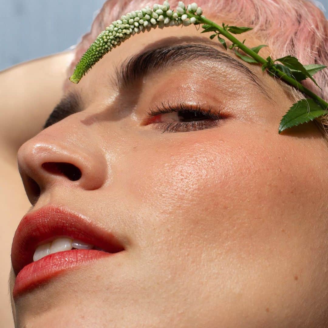 glorianotoのインスタグラム：「I shot some photos and did some makeup of the stunning @yesitslali for @noto_botanics - introducing our 2 new SS/23 color + contour kits launching soon- invoking the sensuality these seasons bring with blooming life all around us, energized and fresh - coming soon 🌷」