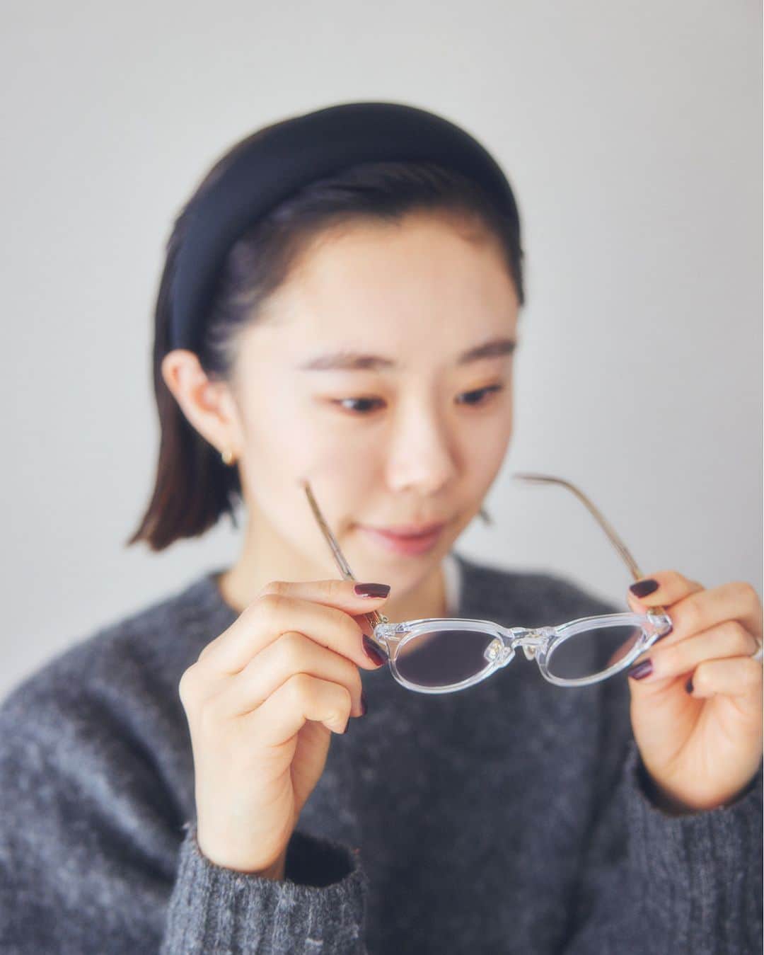 Zoff Officialさんのインスタグラム写真 - (Zoff OfficialInstagram)「【メガネメイク#10 】  ファッションアイテムとしてアクセサリー感覚でも楽しめるメガネ。かけるだけで顔の印象が変わるから、メガネに合わせたメイクが知りたい！ Zoffのメガネを何倍もおしゃれに楽しむためのメイク術を、ヘアメイクアップアーティストのkyoka susaさん（ @_kyokagram_ ）に聞きました。  今回紹介するのは、クリアフレームに映えるようなキュートなカラーメイク。目元が華やかな印象になるオレンジメイクは、春の日差しがうれしいこれからの季節にピッタリです！  ▼合わせるフレーム ZA231002_00A1(クリア)　￥8,800 ※税込・セットレンズ込み  ーーーーーーーーーーーーーーーーーーーー  <How to make up>  ①　オレンジのアイシャドーを上瞼全に塗ります。上から目の際にくすみをカバーし健康的な印象になるオレンジのアイシャドーベースを、目尻にブラウンのクリームアイシャドーを指でポンポンと乗せます。最後にアクセントとしてラメの入ったアイシャドーを全体的に乗せていきます。 　 ②　肌によく馴染み、オレンジとも相性がいいグレーのアイラインを引きます。目の際にはさらにラメ入りのゴールドのアイペンシルをON。  ③　マスカラは発色の良いオレンジをチョイス。ダマになるくらいたっぷりつけるのがポイントです。  ④　口元にはオレンジのリキッドタイプのリップと春らしいピンクのリップスティックを重ね、他のカラーメイクとのバランスを取ります。  ーーーーーーーーーーーーーーーーーーーーー  ＜使用したコスメ＞（須佐さん私物） ※最後の写真参照。メガネを起点にし、時計回りに記載。  ・uneven　カラーリングソフトアイライナー　 デイブレイク  ・OPERA　カラーリングマスカラ 05   ・ADDICTIO　 ザ アイシャドウ スパークル / 004  ・MAYBELLINE NEW YORK　スーパーステイ マットインク 135  Photograpy：  @yu_inohara  #zoff #ゾフ  #zoffclassic #アイウェア #メガネ #メガネメイク #春メイク #カラーメイク #クラウンパントン #伊達メガネ」4月5日 8時00分 - zoff_eyewear