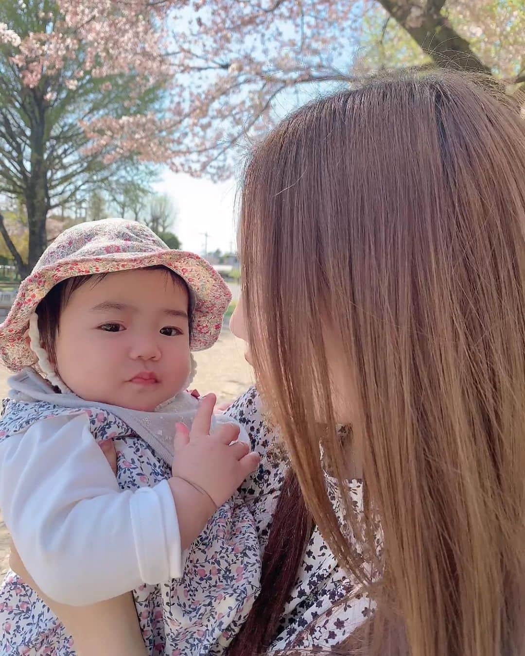 松田愛子のインスタグラム：「🌷  みおちゃんの子供ですか？って質問大量発生💦  違うよ〜❗️  いとこのゆみかちゃんです🩵🩵🩵 お外に慣れてないみたいだから一緒に公園行きましたଘ(੭ˊ꒳​ˋ)੭✧」