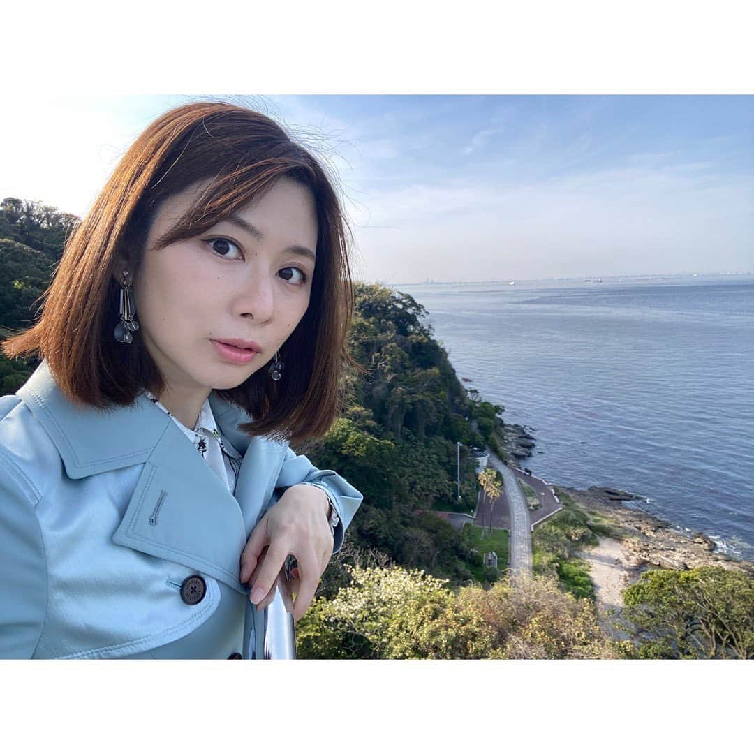 吉野史桜のインスタグラム：「横須賀美術館から歩いて 観音崎灯台へ🐳  こちらは階段で上までのぼることが出来ます✨  もちろんのぼった😂😂  自分の写真ここでだけ撮ったよ〜　笑  高いとこから見る海も 近くで見る海もいーね😌✨  ちなみに最後の写真だけPapershoot📸  沢山撮る予定がまさかの電池切れ😭 前日に確認すべきだったわ！  しかし函館の海と違ってヤシの木があるんだぜ、 気分上がる〜🥳  最近の私は 北国育ちの南国メンタルである　笑笑  海水浴してる方も結構いたよ〜⛱♫  #横須賀 #観音崎 #観音崎灯台 #海 #うみ #海は広いな大きいな #よこすか満喫きっぷ」