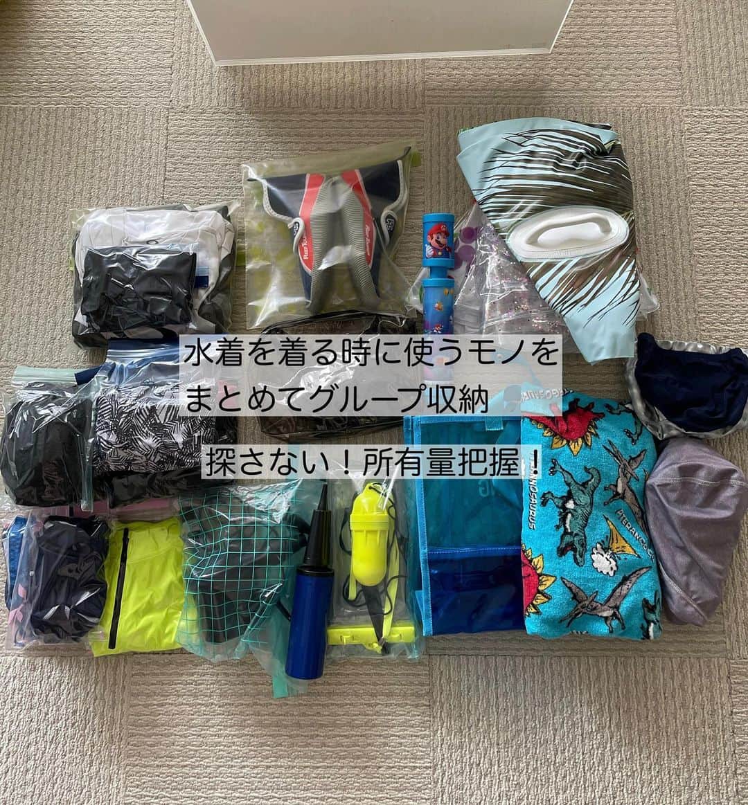 上田麻希子さんのインスタグラム写真 - (上田麻希子Instagram)「. . #uedmkkクローゼット収納 ⁡ 「水遊びセット収納」 ⁡ 旅行から帰宅して元の位置にお片づけ。 ⁡ 少しでも収納力をアップさせたい我が家はIKEAのジップ袋に入れて空気を抜いて水着を入れています。 ⁡ 旅先にもそのまま持っていけるので便利です♪ ⁡ 水着を着る時にしか使わない浮き輪や息子の靴なども一緒に管理。 ⁡ 水着＝この引き出し となれば家族でも分からやすいですよね☻ ⁡ 旅行時も圧縮しているからコンパクトにまとまります。 ⁡ どなたかの参考になれば幸いです☻ . . #水着 #水着収納 #水遊びグッズ #旅行 #パッキン #IKEA #ジップ袋 #圧縮 #コンパクト #グループ収納 #パーソナルお片づけアドバイザー #整理収納アドバイザー #整理収納 #お片づけ #収納 #日々の暮らし #暮らしを楽しむ #マンションライフ #マンション暮らし #子育て #子供と犬の生活 #uedmkk収納」4月5日 8時24分 - uedmkk
