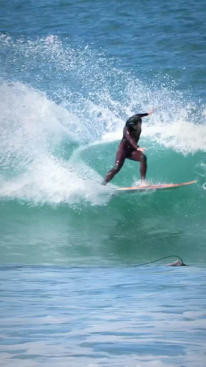 コートニー・コンローグのインスタグラム：「Fun little Winki wave grinds | so much love for this coastline」