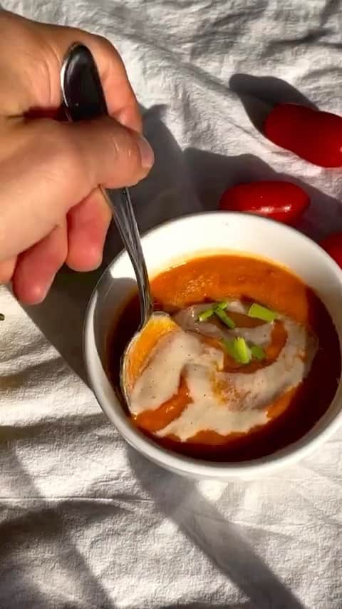 Vitamix Global Headquarters Real foodのインスタグラム：「Roasted red pepper & tomato soup by @blendedpeanut  • Ingredients: - 1 cup peppers - 1 cup cherry tomatoes  - 3/4 cup white onion  - 3 garlic cloves  - 1/2 cup vegetable broth - 1/4 cup coconut cream/milk   cashew cream: - handful cashews  - 1 garlic clove  - 1/2 cup coconut milk   directions:  1. roast veggies @ 400 for 25 minutes  2. blend with vegetable stock and coconut milk  3. top with cashew cream and enjoy! • #repost #blendedpeanut #vitamix #vitamixrecipes #healthyrecipe #easysnack #snackideas #healthyrecipes #plantbased #healthyfood #vegan」