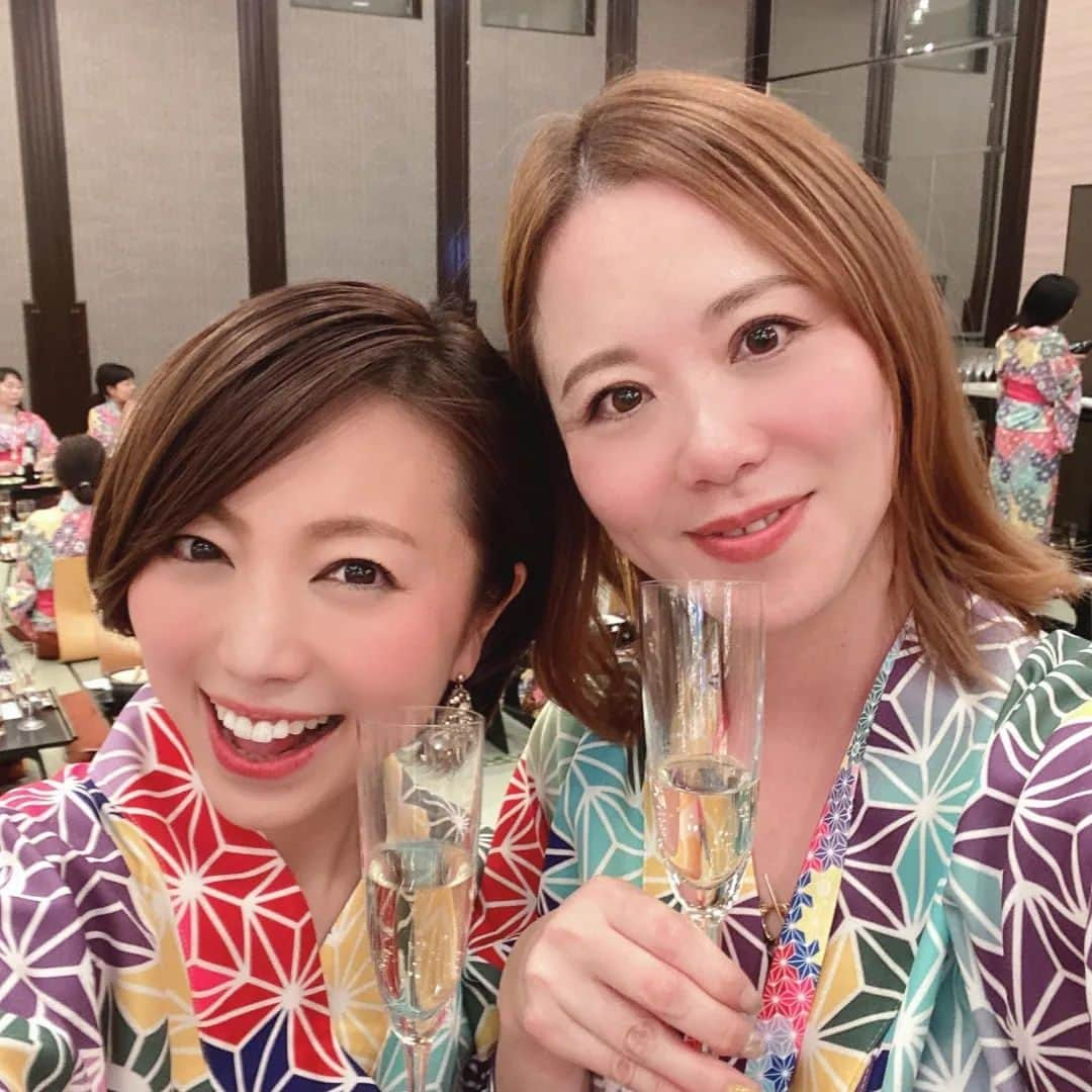 真鍋摩緒さんのインスタグラム写真 - (真鍋摩緒Instagram)「【あさぎさんに2,600万円おごってもらった日】  北海道から沖縄 そして海外組も一同に介し 実現した  #欲望全開合宿  3月で40歳のお誕生日を迎えた 小田桐 あさぎ さん @asag_i  本来お祝いされる側の彼女が選んだのは 「2,600万円おごるから、みんなで豪遊しよう！👍✨」  でした🤣 やること成すこと規格外な ぶっとびメンターのあさぎさん  初めて出会った1年前は年商1億だったよね？ 今4億円になってるよ？ 600人だった講座生 今では1,700人になってるよ？  赤髪カラコンちょっとやさぐれ なのに、ビジネスセンスと真面目さ 講座生やスタッフ、クライアントへの愛の深さ  コントラストが激しすぎます！🤣 そんなあさぎさんがみんな大好き。  あさぎさんといると本当に 挑戦や夢の実現への壁は 誰でもない、自分が作り上げてることを 体感させてもらえます。  ということでこの 欲望全開合宿&あさぎさん生誕祭にて 2,600万円使いきりのミッションを達成すべく 超本気の運営チームが有志で集結！😲✨  参加者260人は 北海道から沖縄、海外から集結！✈️  持ち物は、東京駅までの交通費のみ！！！👛🤣  バス6台貸切 260名お揃いオリジナル浴衣 ドンペリで乾杯&飲み放題 ホテルでも前代未聞 二次会もヴーヴクリコ 翌日みんなでチアガール 大人の本気の運動会  もうさ、イベントというか興行🤣  会いたい人に会う 行きたい場所に行く  結果、人生に劇的な変化が起こる   それを常に背中で見せてくれる リーダー あさぎさんとの 熱い2日間となりました！ 🔥  みんなで思いっきり あさぎさんへハッピーバースデーを歌い！🎂 あさぎさんと一緒に部屋飲み！🥂  同期や講座メンバーとの再会も みんなで一緒に参加できたことも 夜中まで飲み語りつくせたことも とにかくこだわり抜いた集合写真も  本っっっっっ当に最高の思い出になりました！😭  私、会社員経験ないから一度も行ったことないけど 社員旅行ってこんな感じなのかなぁ？😭 実は憧れてたの社員旅行ー😭楽しいのねー😭  あさぎさんありがとう。  いつでもぶっとんでるのに 物事の本質を常に見つめて 仕事にも家族にも講座生にも向き合う あさぎさんが大好きです。  この1年があさぎさんにとって 笑顔溢れる素晴らしい毎日になりますように！😌  先輩！！！ ご馳走さまでした！！！！！🙇✨  私もこんな合宿を講座生に届けられる 経営者になります！！！  2600万円使いきり大イベントを 最高の企画運営でやりきってくれた運営チーム  ドラマティックな映像や写真に納めてくれた撮影チーム   常に全部を見通してフォローサポートくれた チームけーりんの皆さん  そして参加した260人のみんなにも 心からの、ありがとうとお疲れ様を送ります🐈️💕  #欲望全開合宿 #アサギスト #これが大人の本気の遊び #もちろんあさぎさん含め大半がママ #人生は自分次第」4月5日 8時41分 - maomanabe