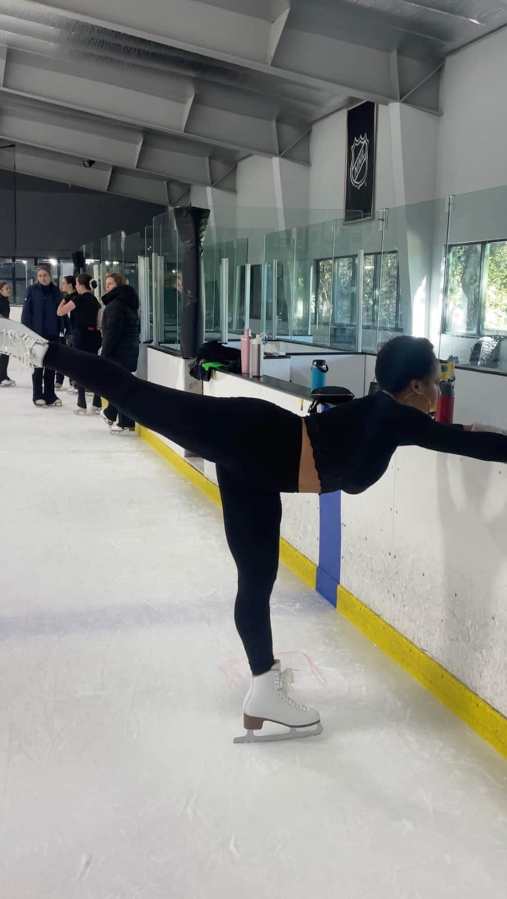 モニーク・コールマンのインスタグラム：「….in my Full Joy! ❣️⛸️  **Please let this be a sign to try something new!!! Don’t force your inner child to grow up! Let them guide you straight to places your grown up brain tries to protect you from, that’s where the magic is ✨  What’s something you’ve always loved, but been too scared to try?? Instead of thinking of the worst thing that can happen, imagine the possibilities and GO FOR IT 💪🏾」