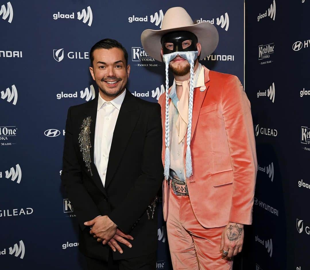 アンソニー・ラモスのインスタグラム：「Howdy 🤠  Can’t wait for y’all to see my fave @orvillepeck perform on the #glaadawards starting April 12 on @hulu」