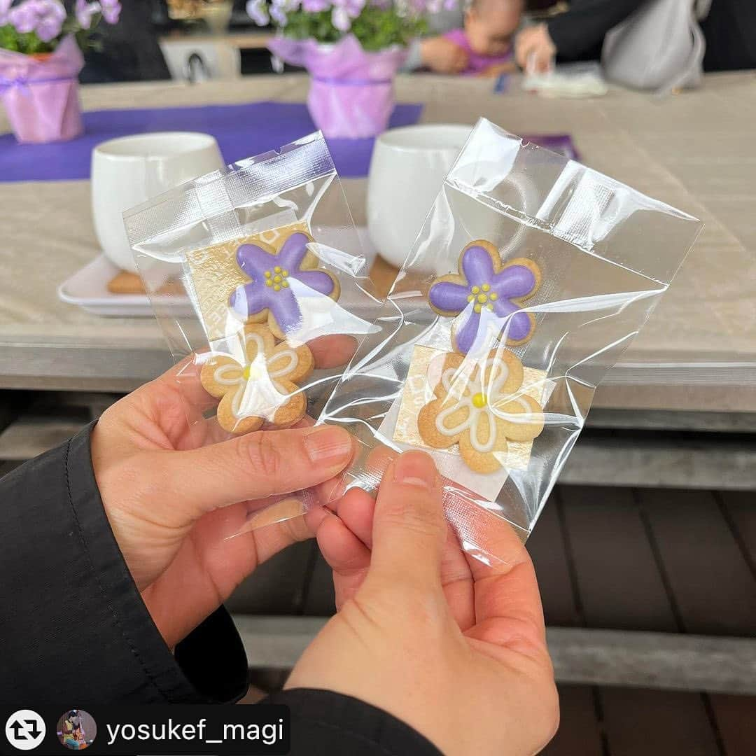 竹内沙帆のインスタグラム：「#リポスト - @yosukef_magi by @get_multi_repost ほんじつは家族で長居公園パープルデーにおでかけ。 以前息子のじんとがお世話になっていた福祉施設「ノーサイド」( @noside_studio )さんの利用者さんや、その他てんかん当事者によるアートの展示があったり、 （いくつかの作品、たとえばこれラグになったらすごくクールだよなぁ、部屋に置きたいとか思ったりしました） 前にお会いした家族会の方に息子を可愛がってもらったり。  すべてのことはできないけど、うちもどんな人でもまずは受け入れていく場所として、少しずつできることをやっていきたいですね。  そして、そのまま会場からそう遠くない「ベシカ舎」( @beshica_works )に一瞬おじゃましました。 今日は主のベッシーがゴキゲンな仲間とひらくマルシェ「トキノシタ」の日でしたが、閉場後に我々入店。すみませぬ_(:3」∠)_  しかもゴキゲンすぎるハナイロさん( @hanairo.r )さんのドライフラワーを開店祝いにいただきまして。。 買おうと思ってた矢先にこれはサプライズでありがたい！ ありがとうございます。  一つ一つやっていくのです。  ---つぎの音工房〇のイベント--- 春を呼ぶ羊飼いまつり～古いヨーロッパの音楽と五感で楽しむワークショップ～ 4月16日(日) 12:00〜17:00  羊飼いたちがいた中世のヨーロッパにタイムスリップ！ 大人から子どもまで、「羊飼い」をテーマに古いヨーロッパの文化を超気軽に、難しいこと抜きでまるっと体験できるお祭りのようなイベントです。 シンプルな手作りソーセージを食べたり、古い羽ペンを作ったり、昔の楽器を体験したり、音楽を聞いたり。子どもから大人までカジュアルに楽しめる１日です。 入場無料・入退場自由（コンサート含む） ※フード代、ワークショップ参加費、ライヴへの投げ銭は、ご参加・ご飲食に応じて別途ご用意ください  詳しい内容は、月曜日公開！  #難治性てんかん #ドラべ症候群 #dravetsyndrome #dravetsyndromeawareness #epilepsy #パープルデー #パープルデー大阪 #長居公園 #障害児子育て #ベシカ舎 #あびこ #ハンドメイド #御堂筋線」