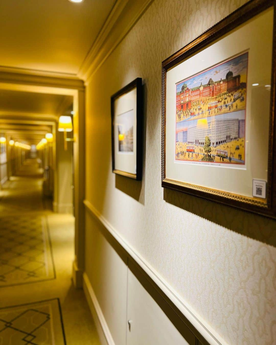 東京ステーションホテルTokyo Station Hotelさんのインスタグラム写真 - (東京ステーションホテルTokyo Station HotelInstagram)「ℍ𝕚𝕤𝕥𝕠𝕣𝕪 𝔾𝕒𝕝𝕝𝕖𝕣𝕪 ホテルの客室廊下に飾られている東京駅やホテルの歴史にまつわる100点以上のアートワーク。今月からご宿泊ならどなたでも音声ガイドが楽しめるようになりました。お手持ちのスマホやタブレットで‘’ホテルさんぽ‘’を充実させてみてはいかがでしょうか。 ⁡ Hotel has more than a hundred of artworks about history of the hotel and Japanese railways along corridors. The voice & text guide of artworks is now available for staying guests with your own devices. It makes your stay even more enjoyable with the new activity! ———————————————————— @tokyostationhotel @forbestravelguide @smallluxuryhotels @tokyostationcity #tokyotravel #tokyotrip #tokyostation #tokyostationhotel #marunouchi #japantravel #hotel #tokyohotel #ギャラリー巡り #アートワーク #散歩デビュー #絵画好き #東京ステーションホテル #東京駅 #東京駅舎 #丸の内 #東京ホテル #ホテル好きと繋がりたい #ホテル巡り」4月5日 8時37分 - tokyostationhotel