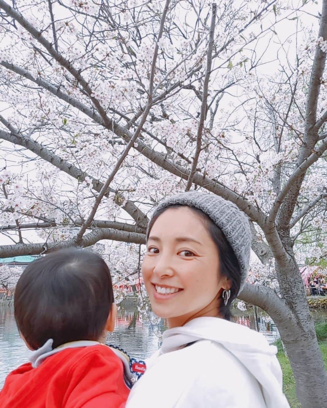 片岡安祐美のインスタグラム：「🌸  #初めてのお花見  #上野公園  #桜  #綺麗 だったね #たくさんお出かけしようね  #時差投稿」