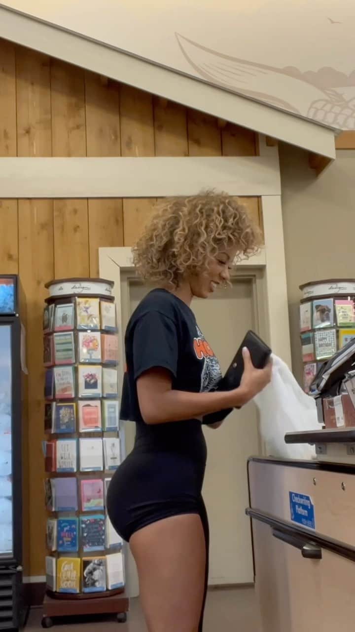 Brittany Rennerのインスタグラム：「Grocery shopping 🛒 together is underrated intimacy ☺️ Full video on my channel!」