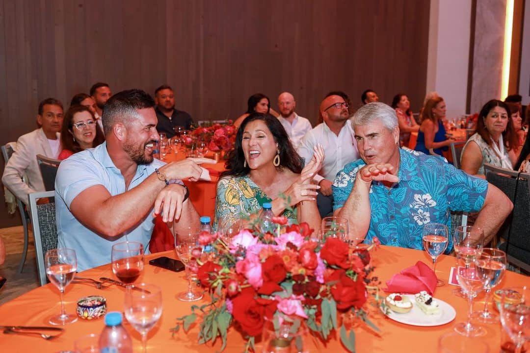 ジョッシュ・マレーさんのインスタグラム写真 - (ジョッシュ・マレーInstagram)「When single, I bring mom and pops on trips with me 😁 Had an amazing time with these 2, so glad they could join me in Cancún for a nice little 6 day trip at the Waldorf.  Highly recommend this place!」4月5日 8時48分 - joshmurray11