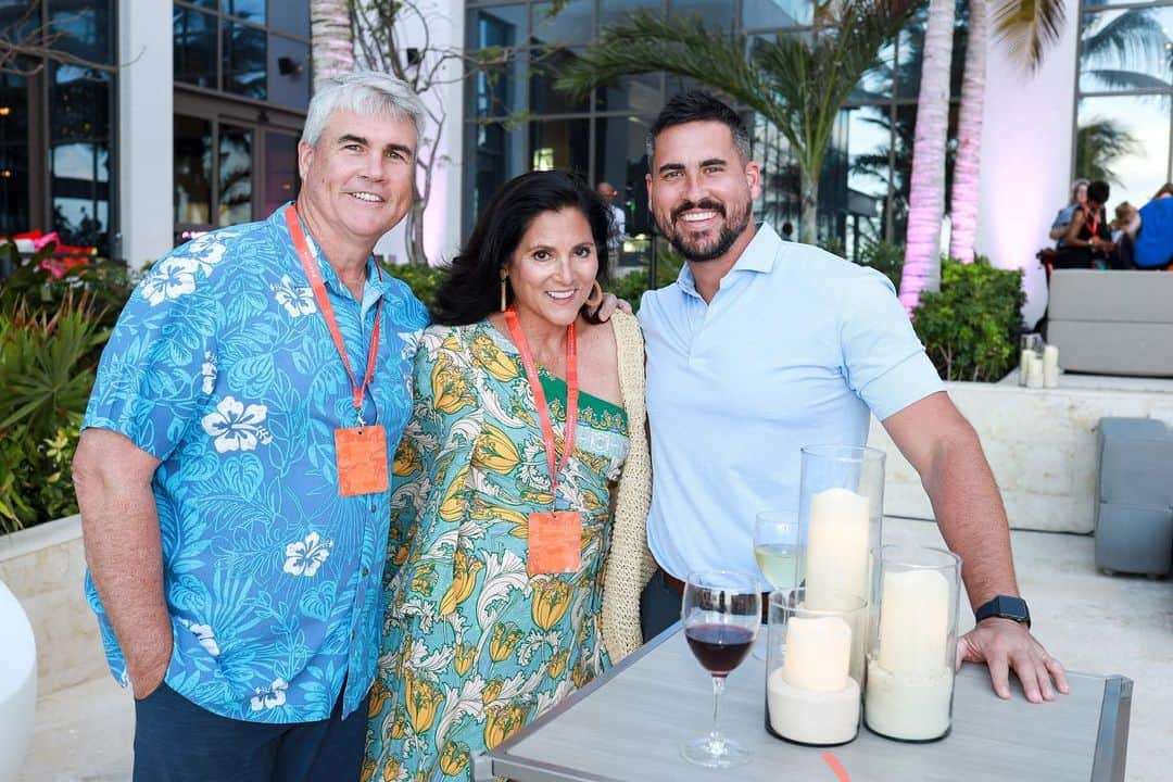 ジョッシュ・マレーのインスタグラム：「When single, I bring mom and pops on trips with me 😁 Had an amazing time with these 2, so glad they could join me in Cancún for a nice little 6 day trip at the Waldorf.  Highly recommend this place!」