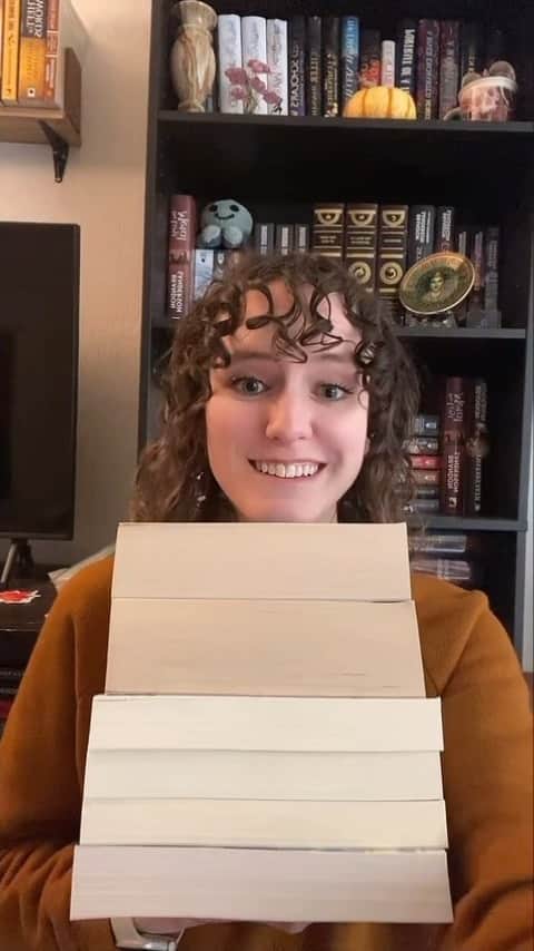 Mercariのインスタグラム：「#ad Therapy dupe! Unhaul some books with me!  #Booktok #Books #Unhaul #BookUnhaul #Reading #Resellers #Mercari #MercariPartner」