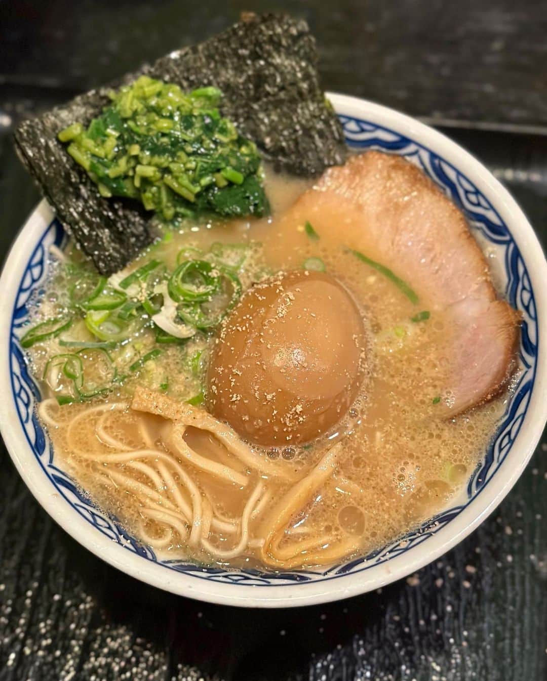 秋山具義さんのインスタグラム写真 - (秋山具義Instagram)「東京の深夜に食べられる物で最高峰に美味しいのが西麻布の『赤のれん』。 サイズも小らぁめんが選べるの最高！ 味つけ玉子と健康を考えて(笑)モロヘイヤをトッピング、ばり美味しかった！ トゥルントゥルンの水餃子はここでしか食べられない最高食感！  #タモさんが通う店は間違いない   #赤のれん #具義ラーメン2023 #具義餃子2023 #具義西麻布2023」4月5日 8時55分 - gugitter