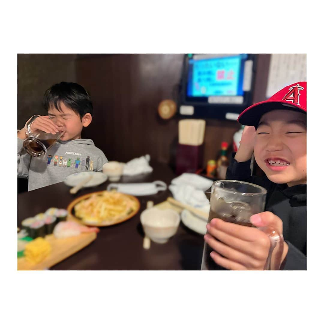 原口恵美さんのインスタグラム写真 - (原口恵美Instagram)「幼馴染と会えた夜🍻  学校も違うしなかなか時間合わなくてやっと会えたらまた大きくなってた🪆✨  羨ましい🥹🫶  下の子たちも会社帰りのサラリーマンかってくらい子どもだけで盛り上がってて🍹✌️  母たち本当にゆっくり飲むことが出来ました🥹  なんか感慨深い🍷😢💕 カラオケもしてストレス発散🎤🎶  卒業おめでとう㊗️ 中学入学おめでとう🥰  いつか野球一緒にやろうね😆⚾️  #幼馴染 #ちっちゃな頃から大きい #ちっちゃな頃から小さい #仲良し #小学校卒業 #中学入学 #同じ2月生まれなのに #早生まれとか関係ないね #早くおおきくなーれ」4月5日 8時55分 - megu_hara.comerin