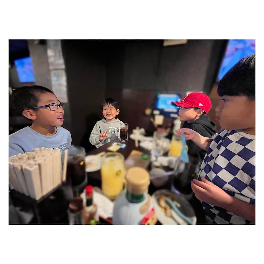 原口恵美さんのインスタグラム写真 - (原口恵美Instagram)「幼馴染と会えた夜🍻  学校も違うしなかなか時間合わなくてやっと会えたらまた大きくなってた🪆✨  羨ましい🥹🫶  下の子たちも会社帰りのサラリーマンかってくらい子どもだけで盛り上がってて🍹✌️  母たち本当にゆっくり飲むことが出来ました🥹  なんか感慨深い🍷😢💕 カラオケもしてストレス発散🎤🎶  卒業おめでとう㊗️ 中学入学おめでとう🥰  いつか野球一緒にやろうね😆⚾️  #幼馴染 #ちっちゃな頃から大きい #ちっちゃな頃から小さい #仲良し #小学校卒業 #中学入学 #同じ2月生まれなのに #早生まれとか関係ないね #早くおおきくなーれ」4月5日 8時55分 - megu_hara.comerin