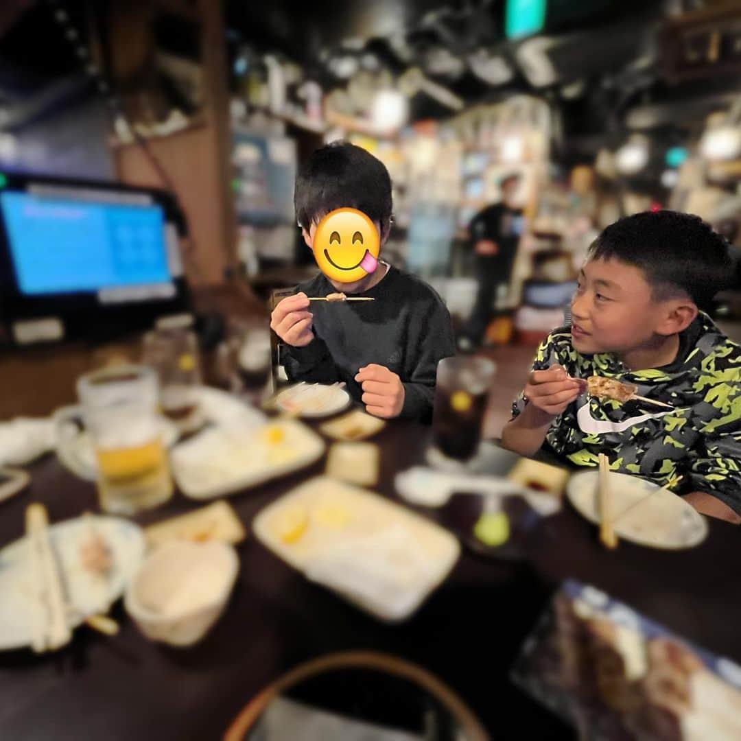 原口恵美さんのインスタグラム写真 - (原口恵美Instagram)「幼馴染と会えた夜🍻  学校も違うしなかなか時間合わなくてやっと会えたらまた大きくなってた🪆✨  羨ましい🥹🫶  下の子たちも会社帰りのサラリーマンかってくらい子どもだけで盛り上がってて🍹✌️  母たち本当にゆっくり飲むことが出来ました🥹  なんか感慨深い🍷😢💕 カラオケもしてストレス発散🎤🎶  卒業おめでとう㊗️ 中学入学おめでとう🥰  いつか野球一緒にやろうね😆⚾️  #幼馴染 #ちっちゃな頃から大きい #ちっちゃな頃から小さい #仲良し #小学校卒業 #中学入学 #同じ2月生まれなのに #早生まれとか関係ないね #早くおおきくなーれ」4月5日 8時55分 - megu_hara.comerin