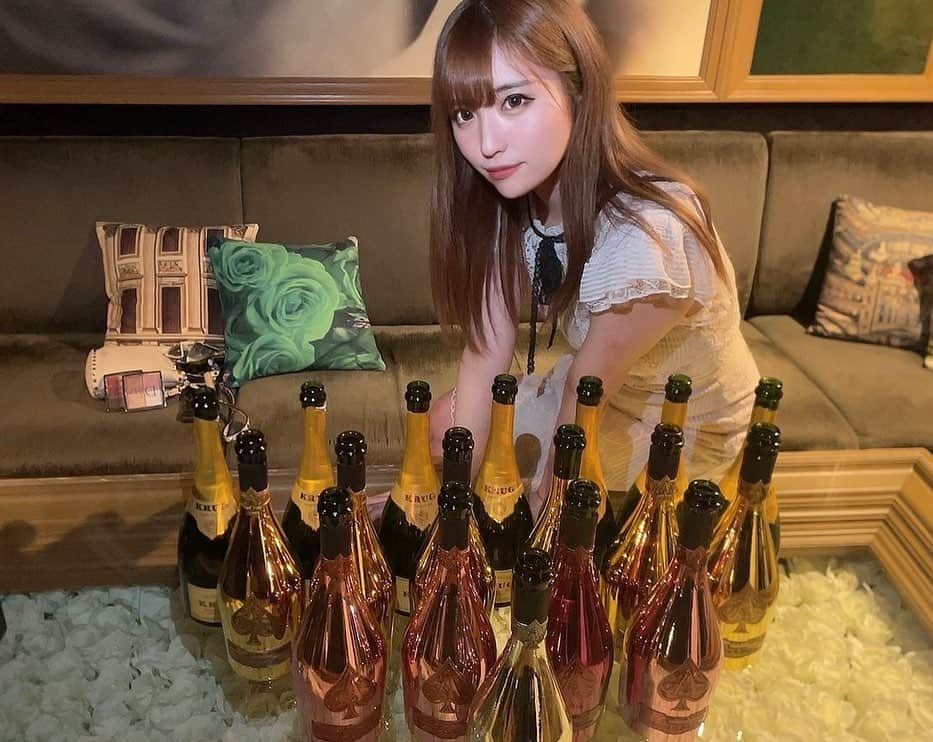 宮下まひろさんのインスタグラム写真 - (宮下まひろInstagram)「エンジェルフェザー(5回目の)3月のバースデー月間 1ヶ月間本当にありがとうございました！🌸  普段会えない人や、いつもとてもお世話になってる人、まで沢山の人に会えるこの1ヶ月間、本当に本当にお忙しい中お時間を使って会いにきてくれて感謝です🥲  エンジェルに入った当初、アルマンド全色開けてもらうのが目標だったのですがすぐにインソウから無くなってしまい、、、 ですが、去年の誕生日明けからやっとアルマンドが入荷していって、夢が叶いました！✨  なので今回のバースデーはアルマンド推しにしてもらいました！😏 ４年半越しに夢が叶いとても幸せなバースデーでした🎶  本当にありがとうございました🙇‍♀️  2023 3月　宮下まひろ」4月5日 8時57分 - mito_oxo