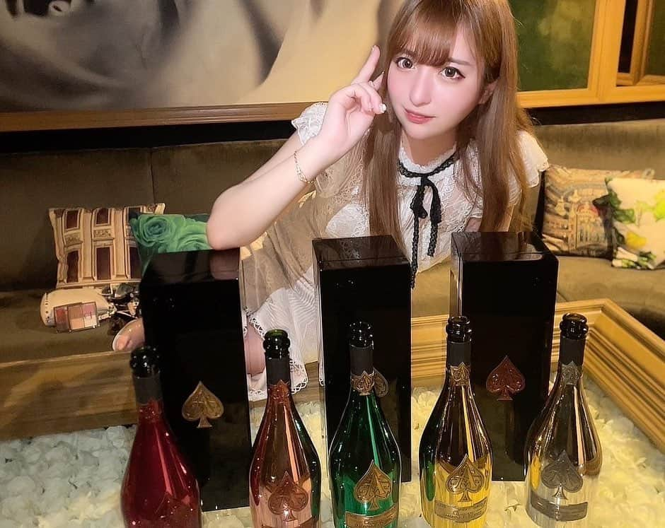 宮下まひろさんのインスタグラム写真 - (宮下まひろInstagram)「エンジェルフェザー(5回目の)3月のバースデー月間 1ヶ月間本当にありがとうございました！🌸  普段会えない人や、いつもとてもお世話になってる人、まで沢山の人に会えるこの1ヶ月間、本当に本当にお忙しい中お時間を使って会いにきてくれて感謝です🥲  エンジェルに入った当初、アルマンド全色開けてもらうのが目標だったのですがすぐにインソウから無くなってしまい、、、 ですが、去年の誕生日明けからやっとアルマンドが入荷していって、夢が叶いました！✨  なので今回のバースデーはアルマンド推しにしてもらいました！😏 ４年半越しに夢が叶いとても幸せなバースデーでした🎶  本当にありがとうございました🙇‍♀️  2023 3月　宮下まひろ」4月5日 8時57分 - mito_oxo