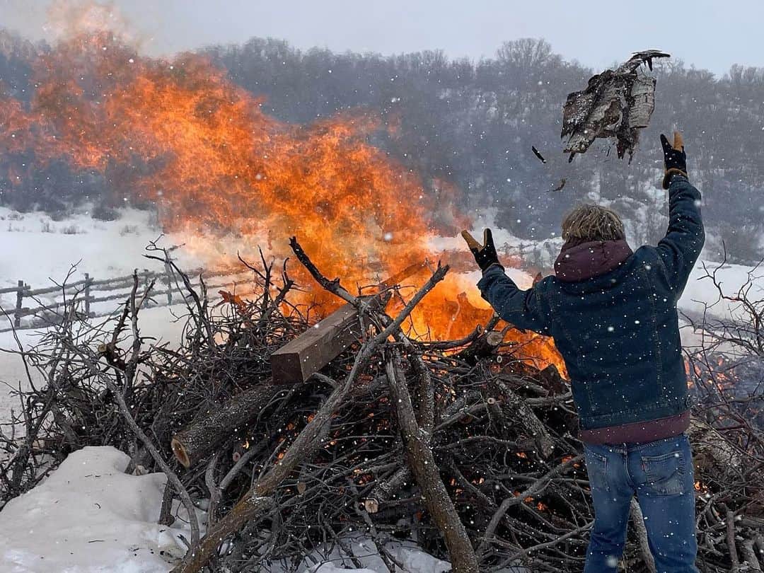 ウィリアム・H・メイシーのインスタグラム：「I’m finally cleaning out my closet.  Happy Spring.」