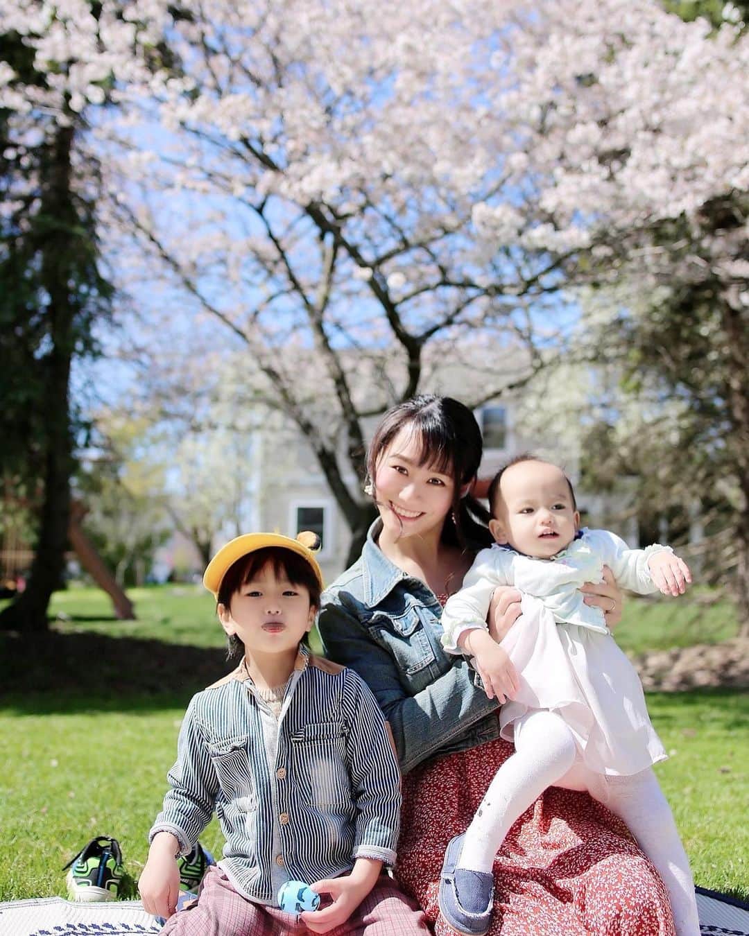 amiのインスタグラム：「． Happy time  去年の春、お庭で お花見した時の🌸  お花見ってほんと楽しい🌸  今年もお花見やピクニック たくさんしたいなー❤️  そこでおすすめなのがこれ✨  今回はピクニック ミニテーブル 韓国雑貨　 おしゃれテーブル 2種類 2Type をご紹介✨  木のテーブルっていいですよね❤️  折りたたみ式で持ち運びも便利‼️ 韓国直送の雑貨です✨ ぜひチェックしてみてね✨   #韓国雑貨#韓国雑貨ショップ#ピクニックテーブル#春グッズ#韓国インテリア#お花見#桜#お花見日和#家族時間#おうち時間 (PR) @potegar_kj」